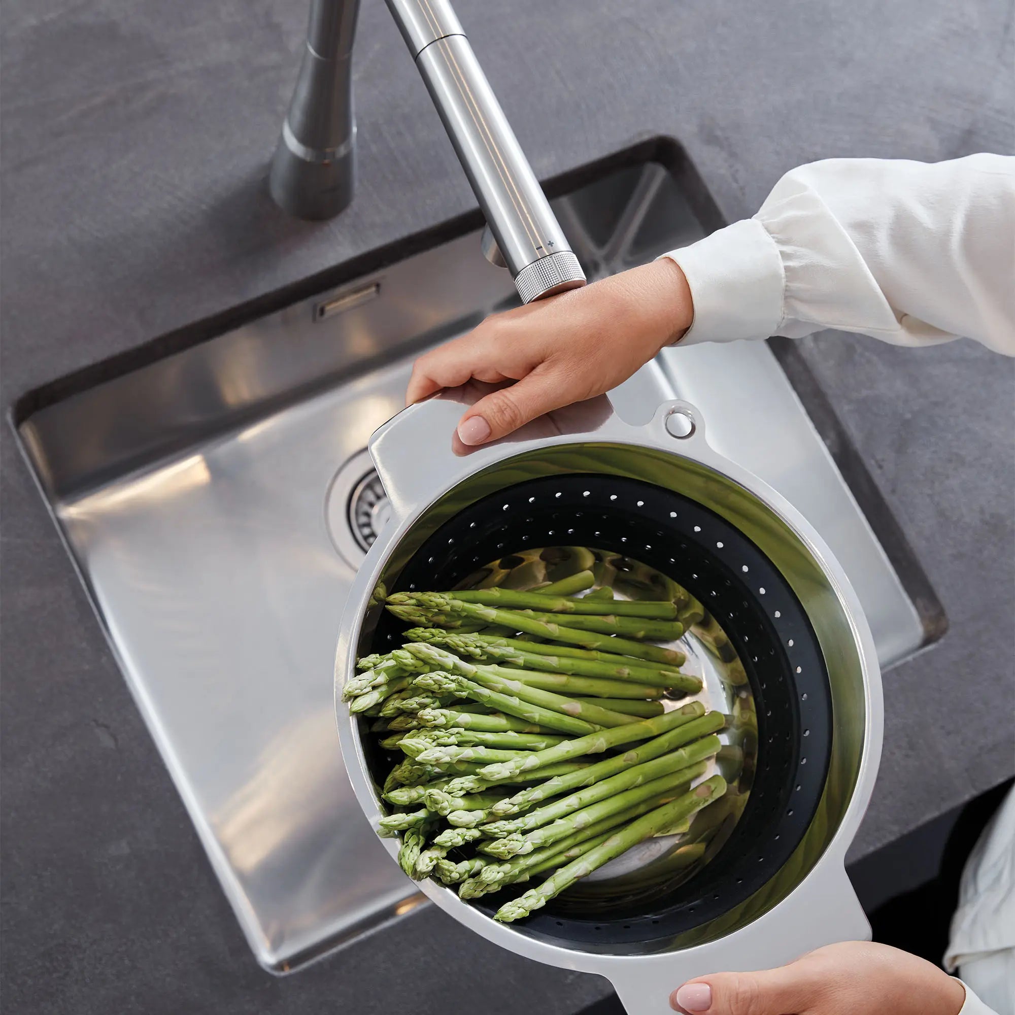 GROHE Zedra SmartControl Pull-Out Single Spray Kitchen Faucet 1.75 GPM (6.6 L/min) // SUPERSTEEL INFINITYFINISH // 100434_L-31559DC2_2_CDNwebp.webp