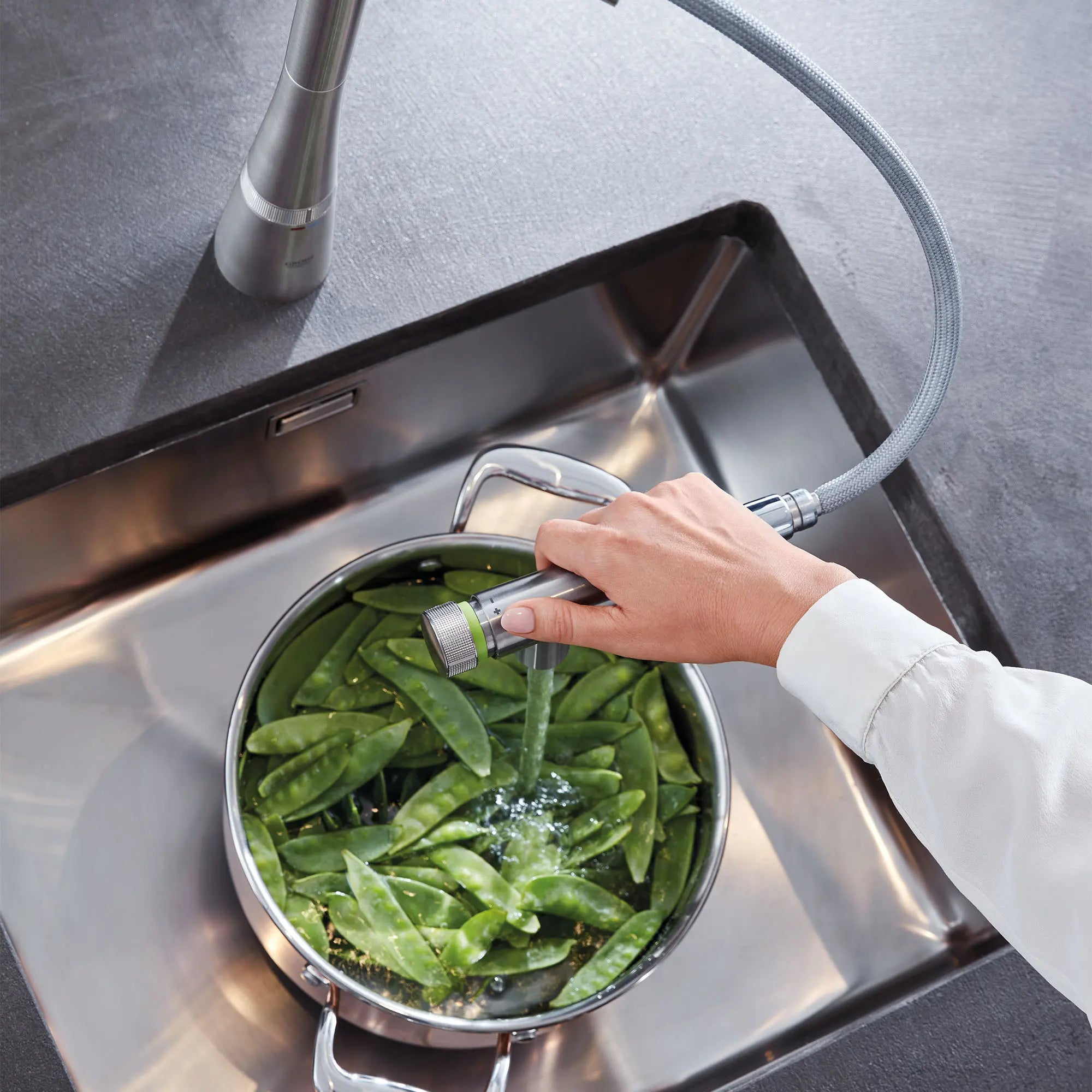 GROHE Zedra SmartControl Pull-Out Single Spray Kitchen Faucet 1.75 GPM (6.6 L/min) // SUPERSTEEL INFINITYFINISH // 100440_L-31559DC2_3_CDNwebp.webp