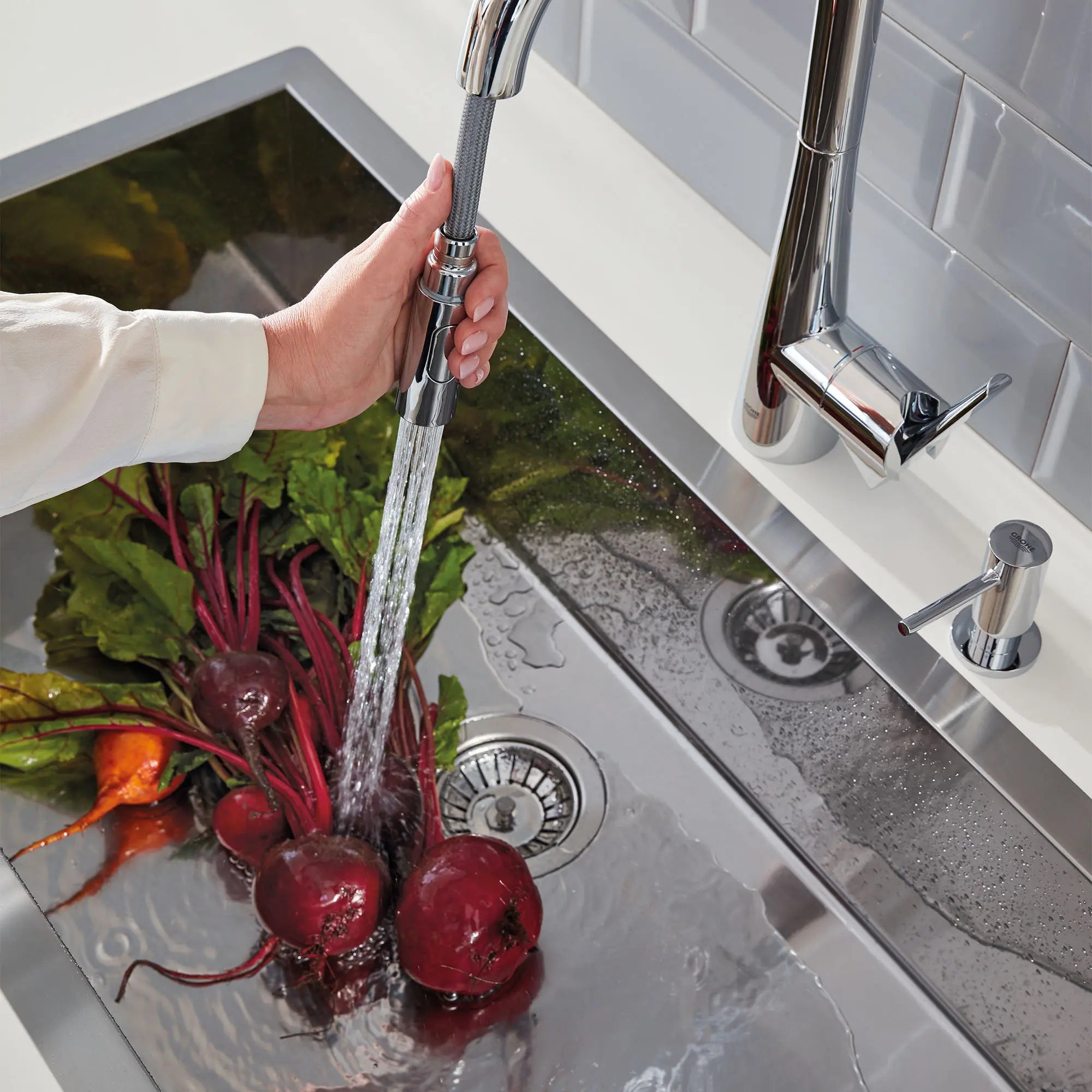 GROHE Zedra Single-Handle Pull Down Kitchen Faucet Dual Spray 1.75 GPM (6.6 L/min) // GROHE STARLIGHT CHROME // 100502_L-32226003_CDNwebp.webp
