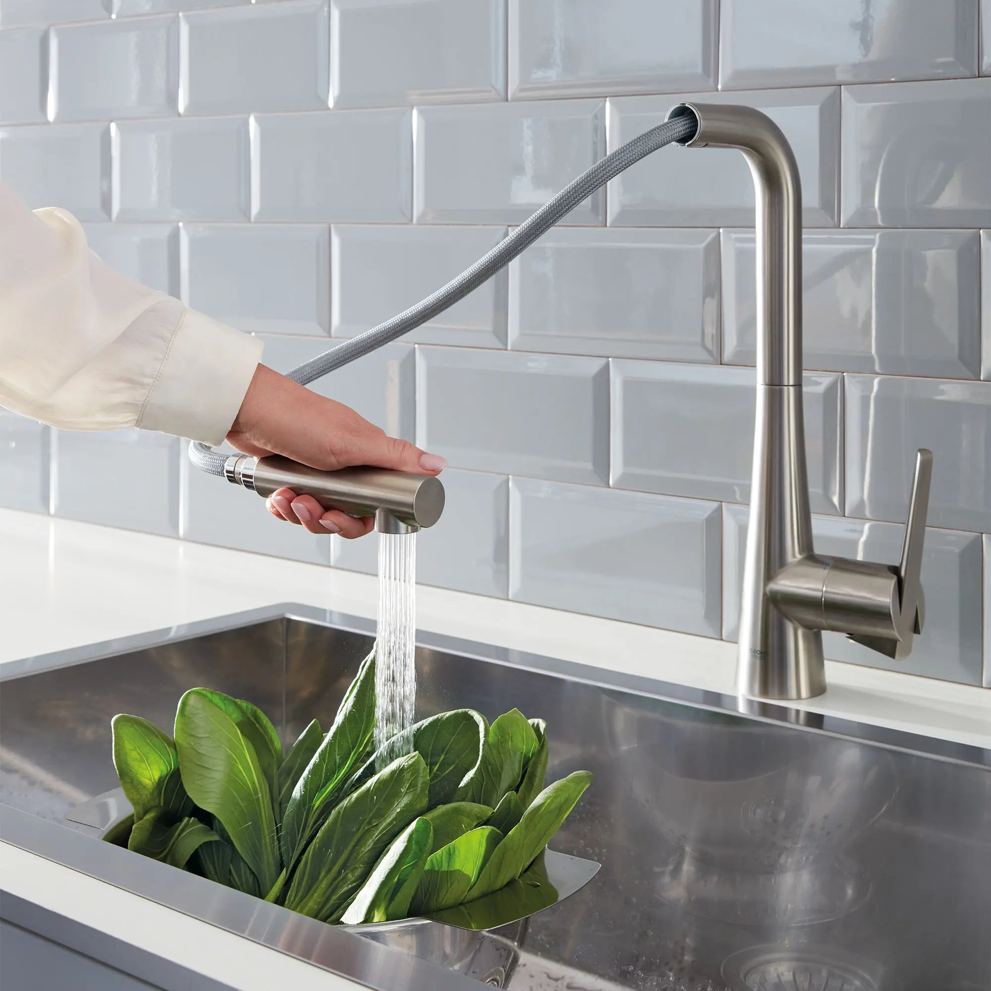 Single-Handle Pull-Out Kitchen Faucet Dual Spray 6.6 L/min (1.75 gpm) // SUPERSTEEL INFINITYFINISH // 100727_L-33893DC2_CDNwebp.webp