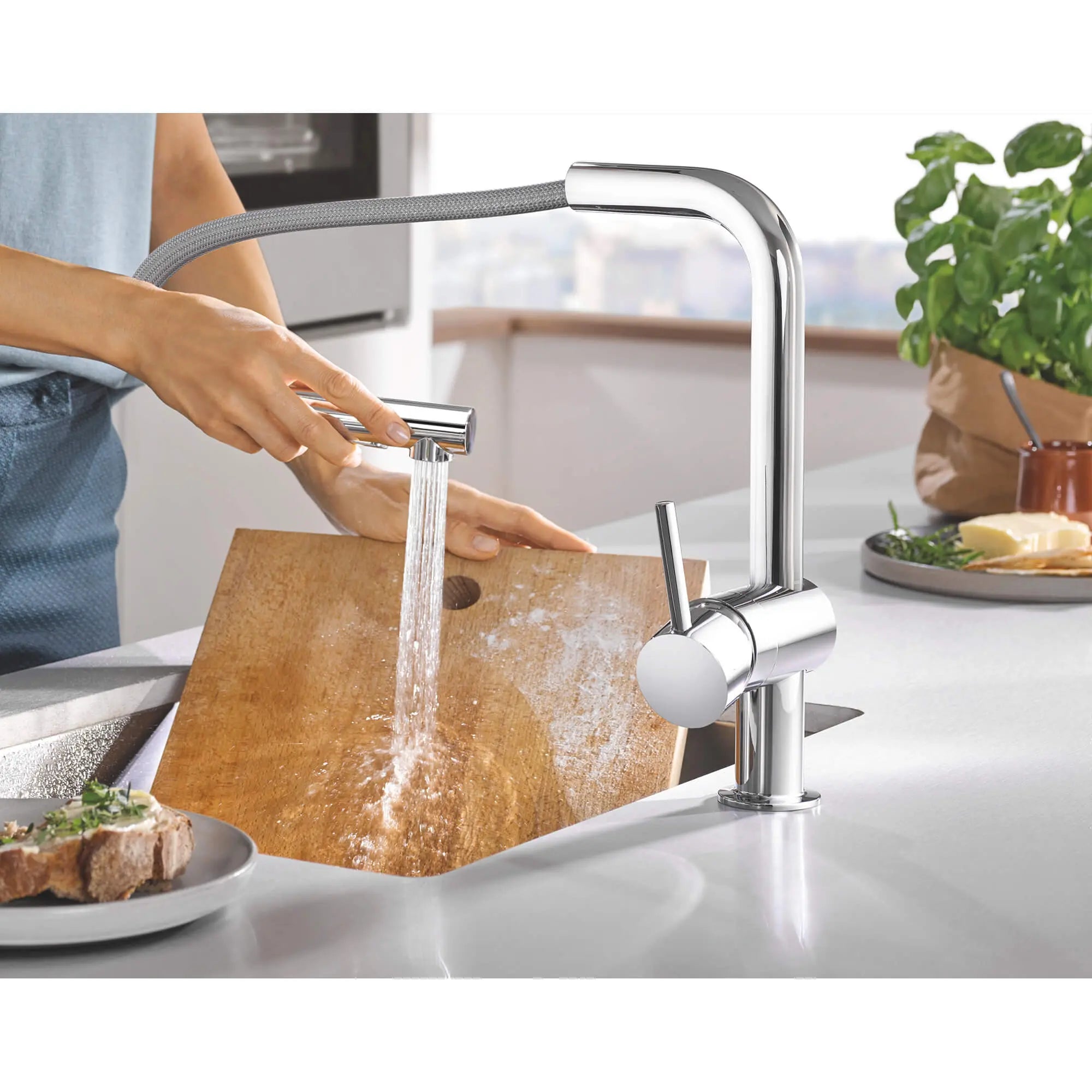 Single-Handle Pull-Out Kitchen Faucet Dual Spray 6.6 L/min (1.75 gpm) // GROHE STARLIGHT CHROME // 1498_30300000-single-handle-kitchen-faucet-enviro-1_0_CDNwebp.webp