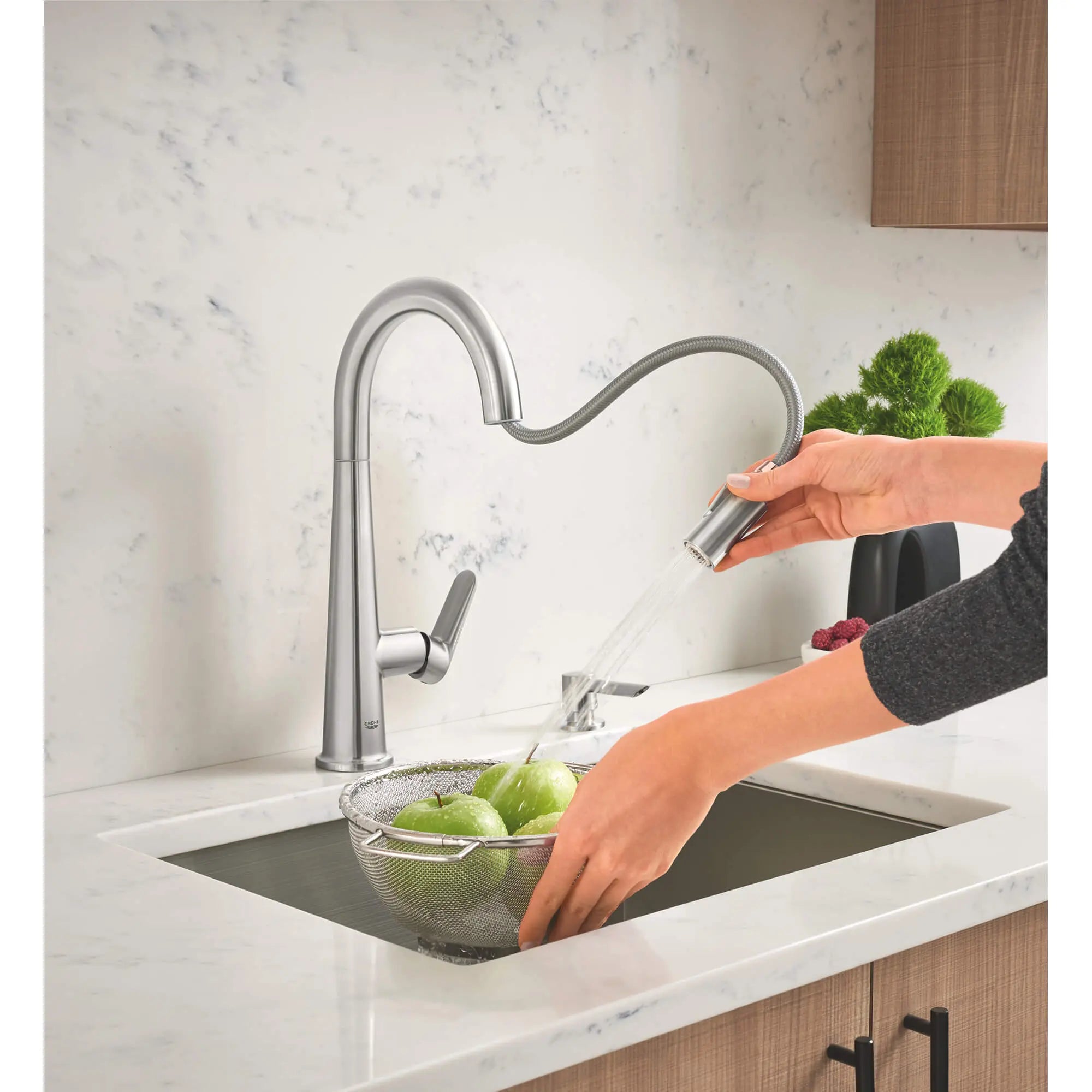 Veletto Single-handle Pull-down Kitchen Faucet // SUPERSTEEL INFINITYFINISH // 1564_30366dc0-single-handle-pull-down-kitchen-faucet-enviro-8_0_CDNwebp.webp