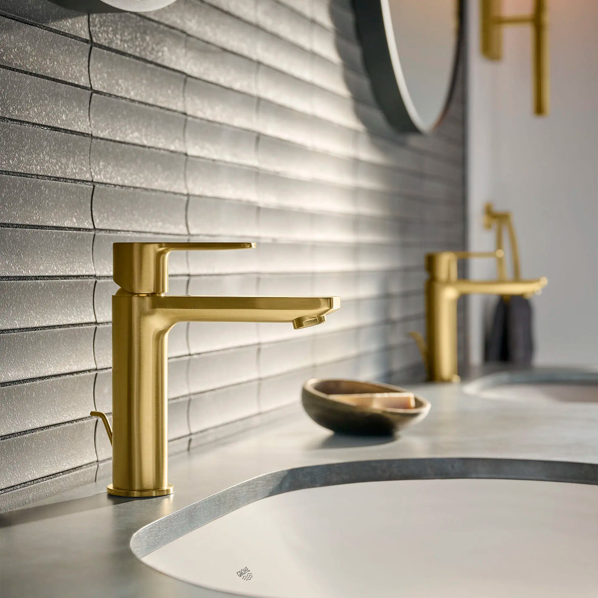Single Hole Single-Handle S-Size Bathroom Faucet 4.5 L/min (1.2 gpm) // BRUSHED COOL SUNRISE // 161734_Lineare_EnvironmentCloseUp_23794GNA_0003_May2023_0_CDNwebp_da0286c4-77b6-4dd0-92b7-91eb9140828f.webp