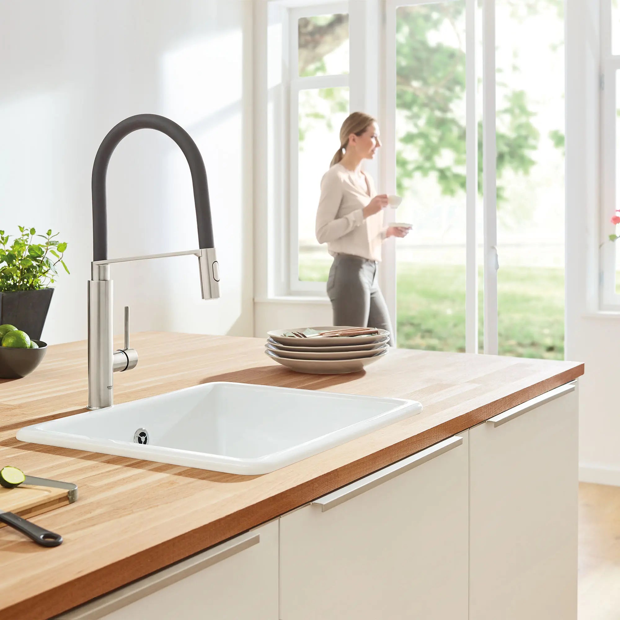 Single-Handle Semi-Pro Dual Spray Kitchen Faucet 6.6 L/min (1.75 gpm) // SUPERSTEEL INFINITYFINISH // 162043_L-31492DC0_2_0_CDNwebp.webp