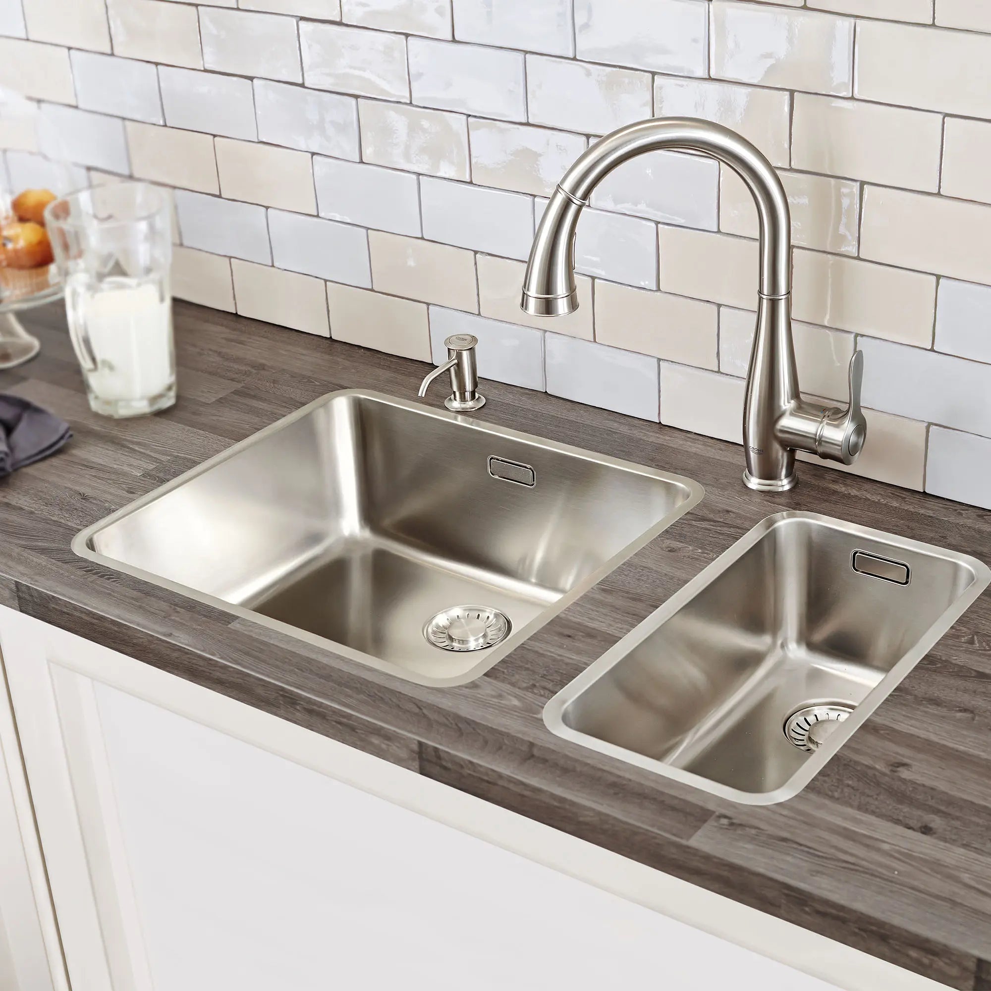 Single-Handle Pull Down Kitchen Faucet Dual Spray 6.6 L/min (1.75 gpm) // SUPERSTEEL INFINITYFINISH // 162049_B-30213DC1_0_CDNwebp.webp