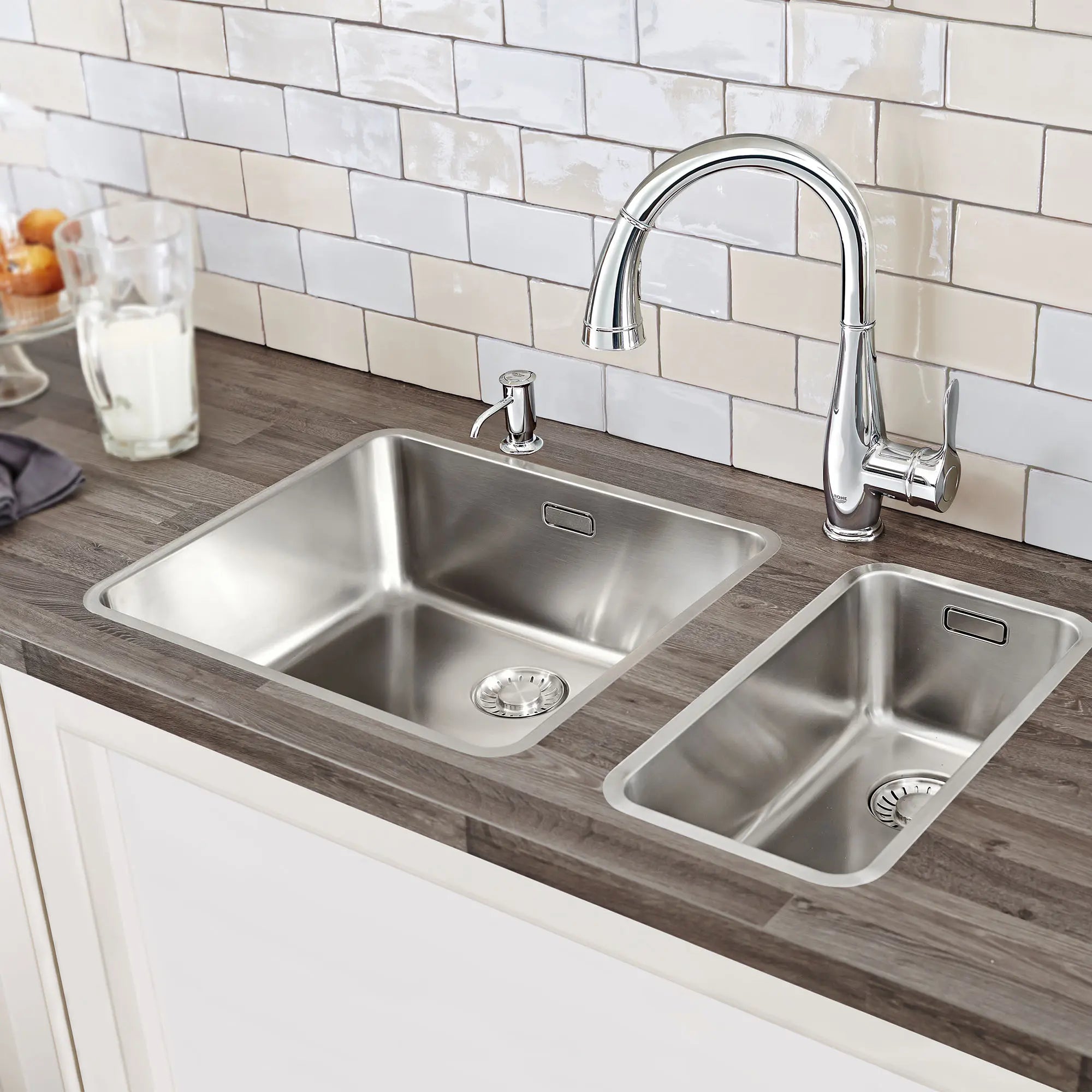 Single-Handle Pull Down Kitchen Faucet Dual Spray 6.6 L/min (1.75 gpm) // GROHE STARLIGHT CHROME // 162050_B-30213001_0_CDNwebp.webp