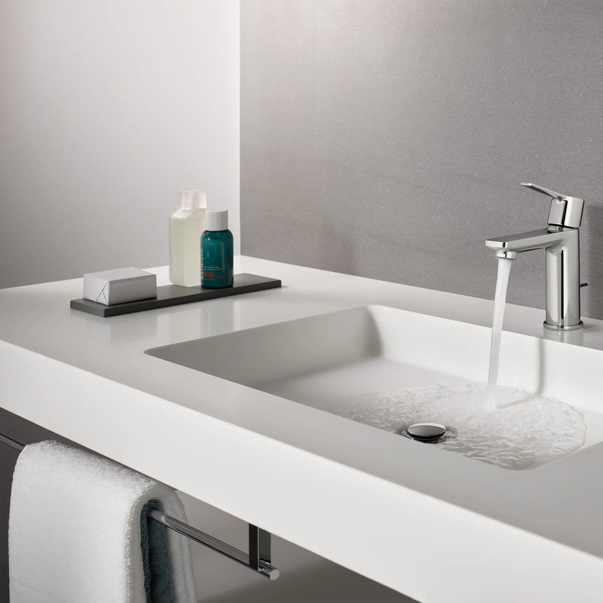 24" Towel Bar // GROHE STARLIGHT CHROME // 163683_B-2382400A_40509001_0_CDNwebp.webp