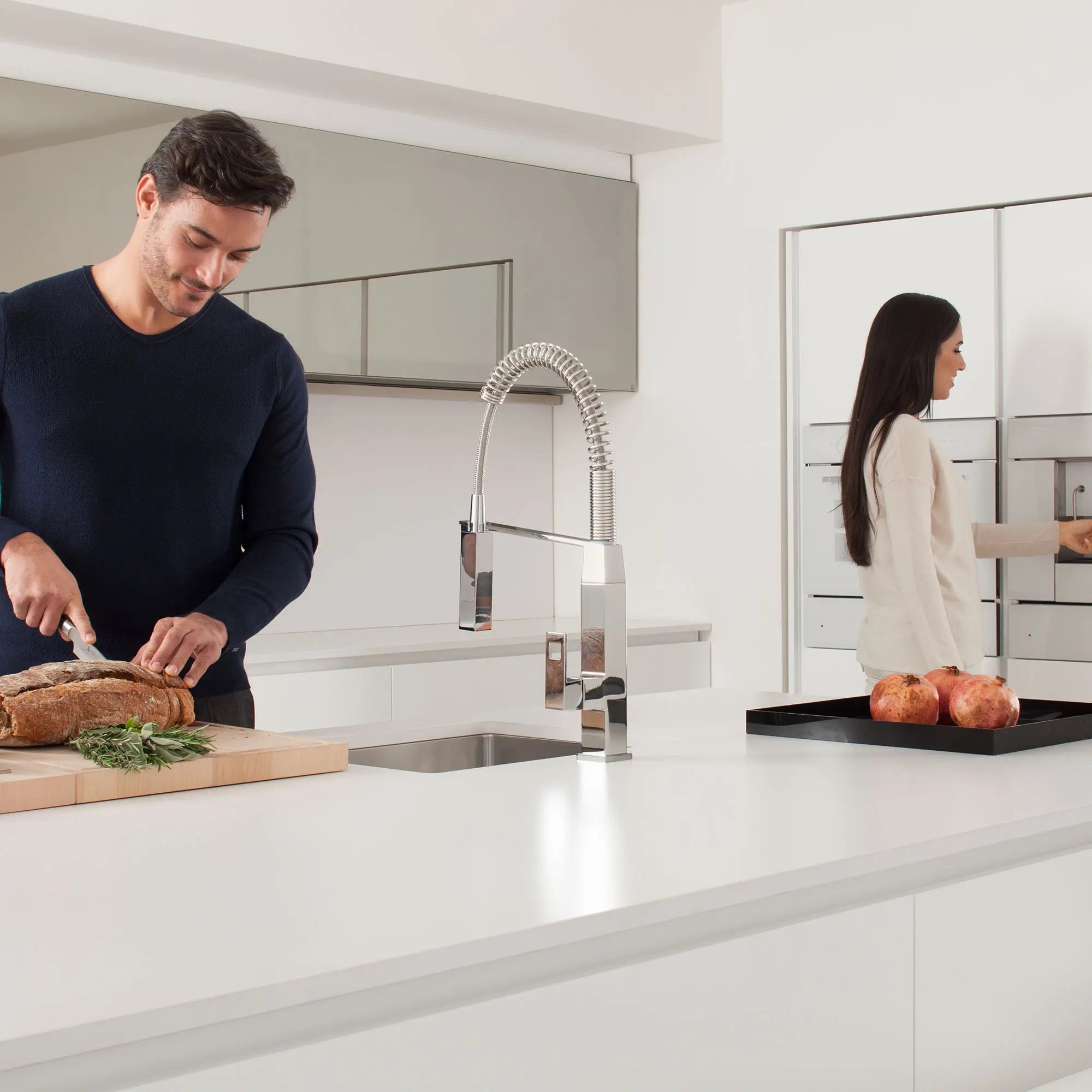 Single-Handle Semi-Pro Dual Spray Kitchen Faucet 6.6 L/min (1.75 gpm) Single-Handle Semi-Pro Dual Spray Kitchen Faucet 6.6 L/min (1.75 gpm)