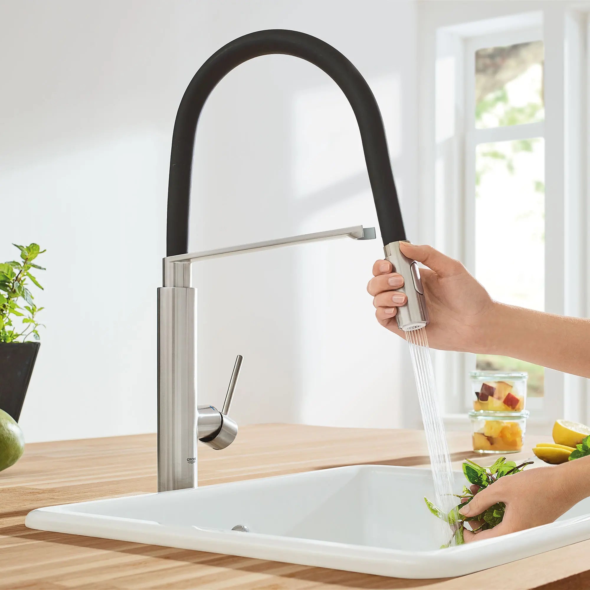 Single-Handle Semi-Pro Dual Spray Kitchen Faucet 6.6 L/min (1.75 gpm) // SUPERSTEEL INFINITYFINISH // 163910_L-31492DC0_1_0_CDNwebp.webp