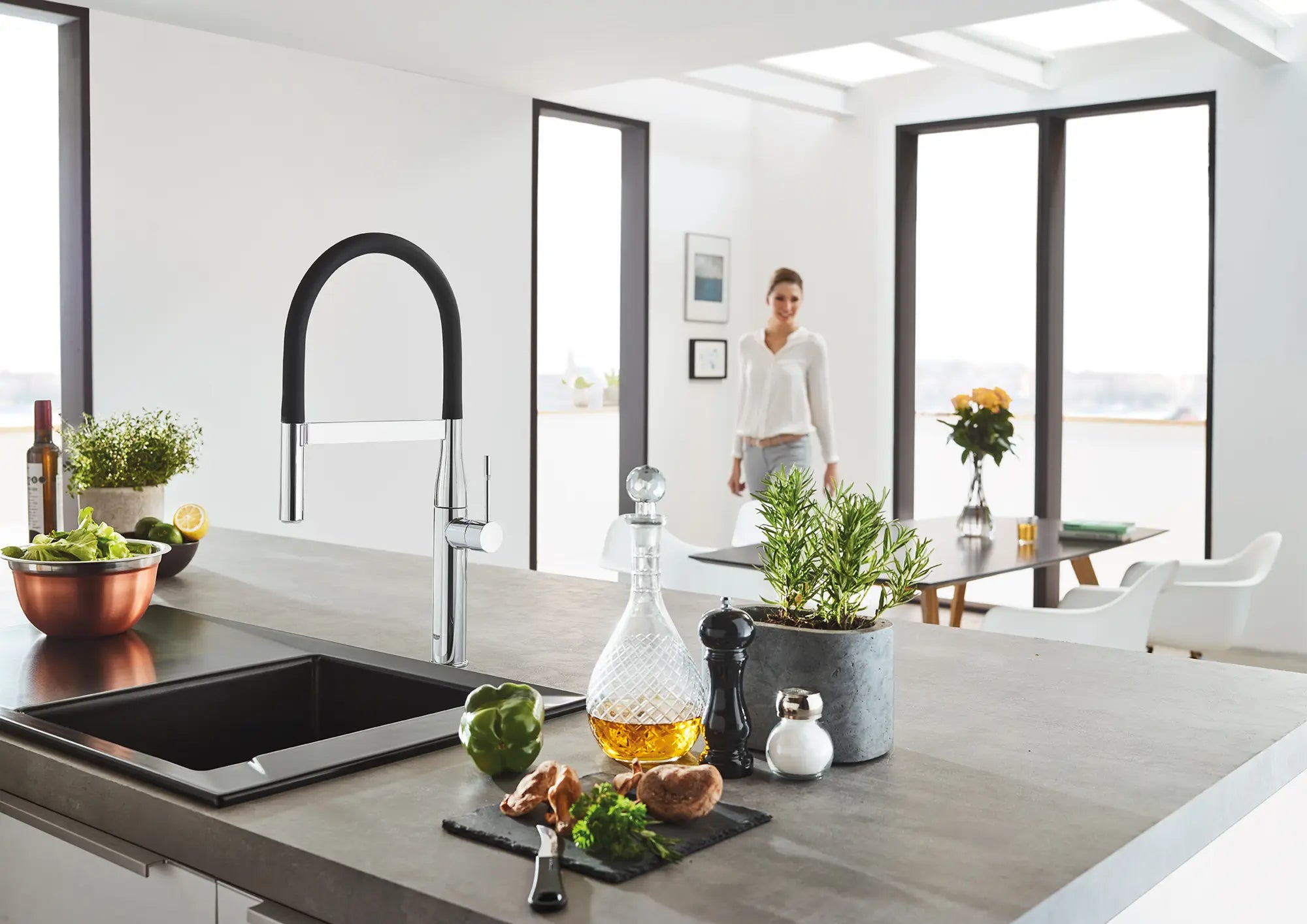 Single-Handle Semi-Pro Dual Spray Kitchen Faucet 6.6 L/min (1.75 gpm) // GROHE STARLIGHT CHROME // 164014_EssenceNew_30295000_03_0_CDNwebp.webp