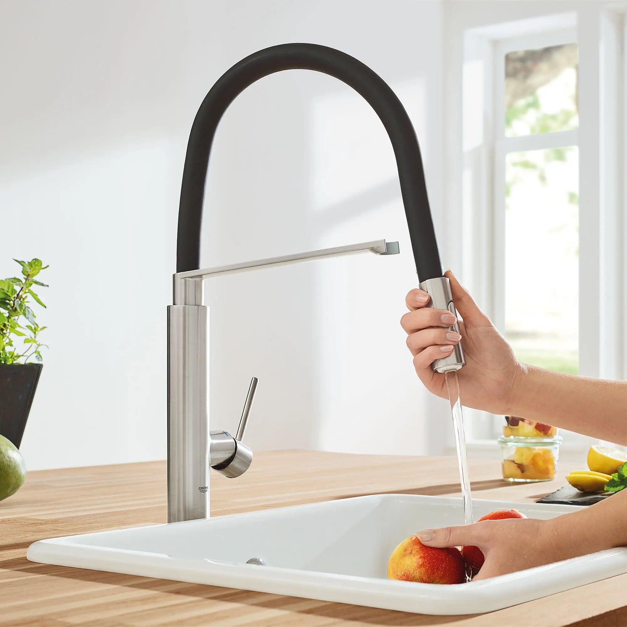 Single-Handle Semi-Pro Dual Spray Kitchen Faucet 6.6 L/min (1.75 gpm) // SUPERSTEEL INFINITYFINISH // 164051_L-31492DC0_3_0_CDNwebp.webp