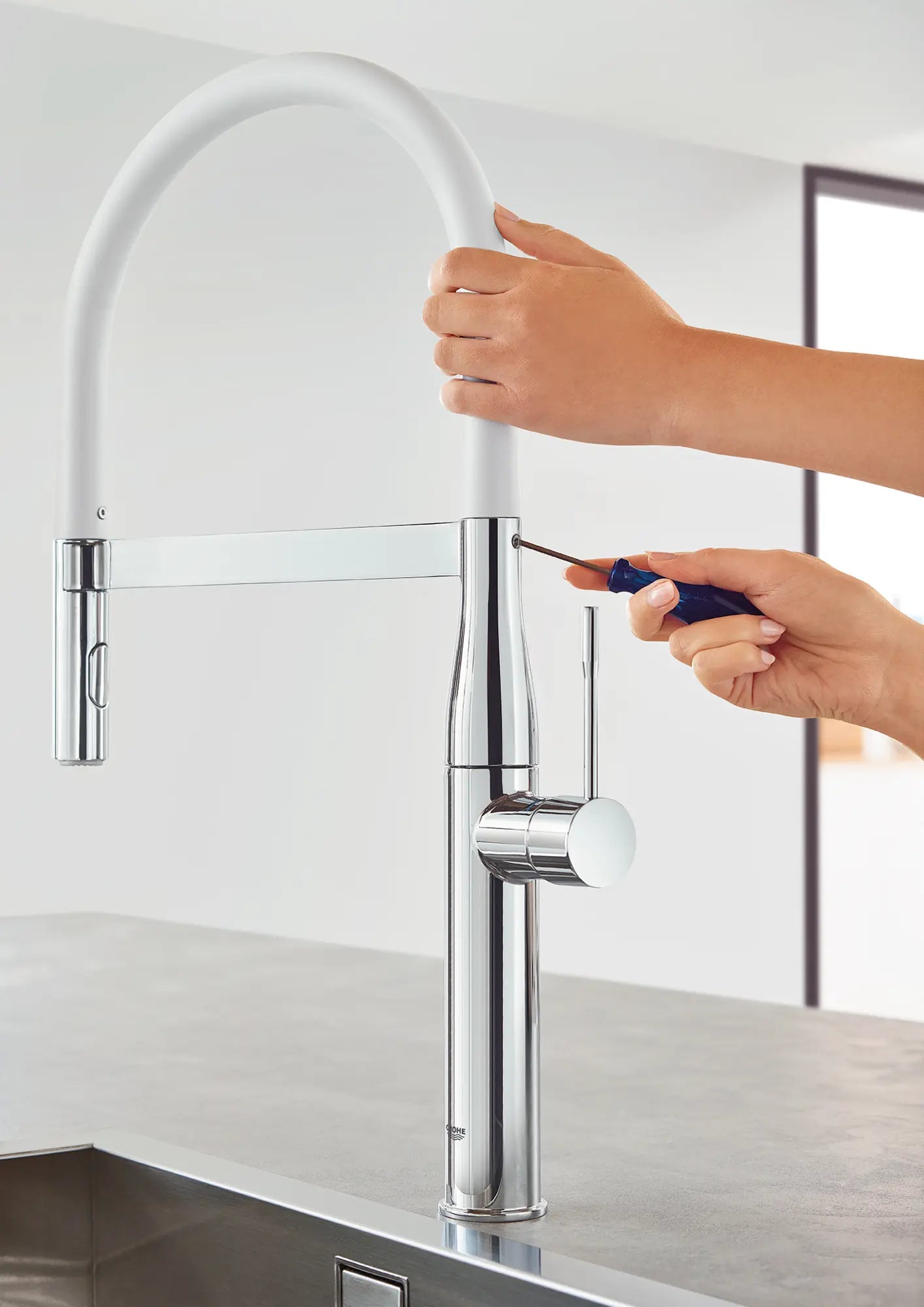 Single-Handle Semi-Pro Dual Spray Kitchen Faucet 6.6 L/min (1.75 gpm) // GROHE STARLIGHT CHROME // 164560_EssenceNew_30295000_10_0_CDNwebp.webp