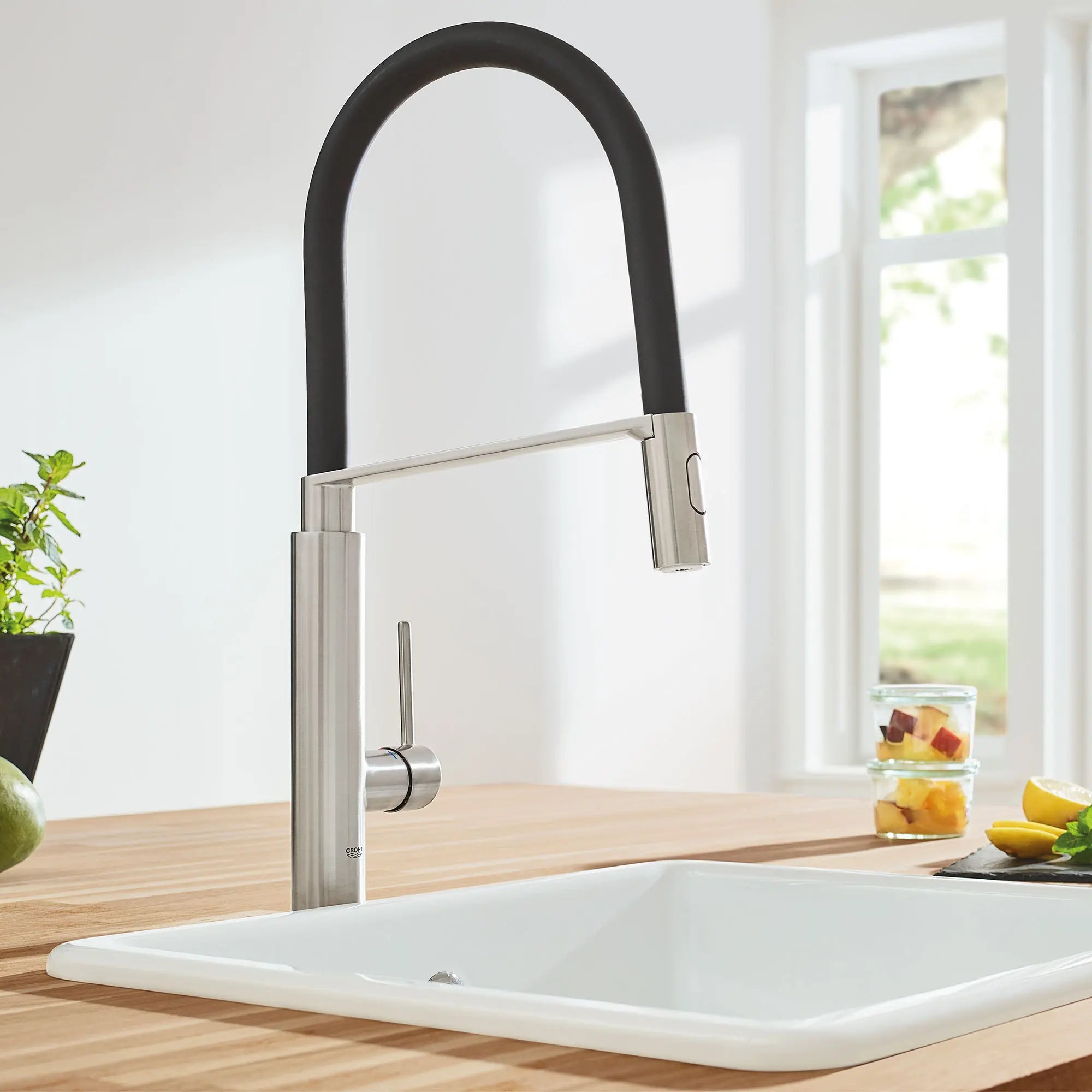 Single-Handle Semi-Pro Dual Spray Kitchen Faucet 6.6 L/min (1.75 gpm) // SUPERSTEEL INFINITYFINISH // 164710_B-31492DC0_2_0_CDNwebp.webp