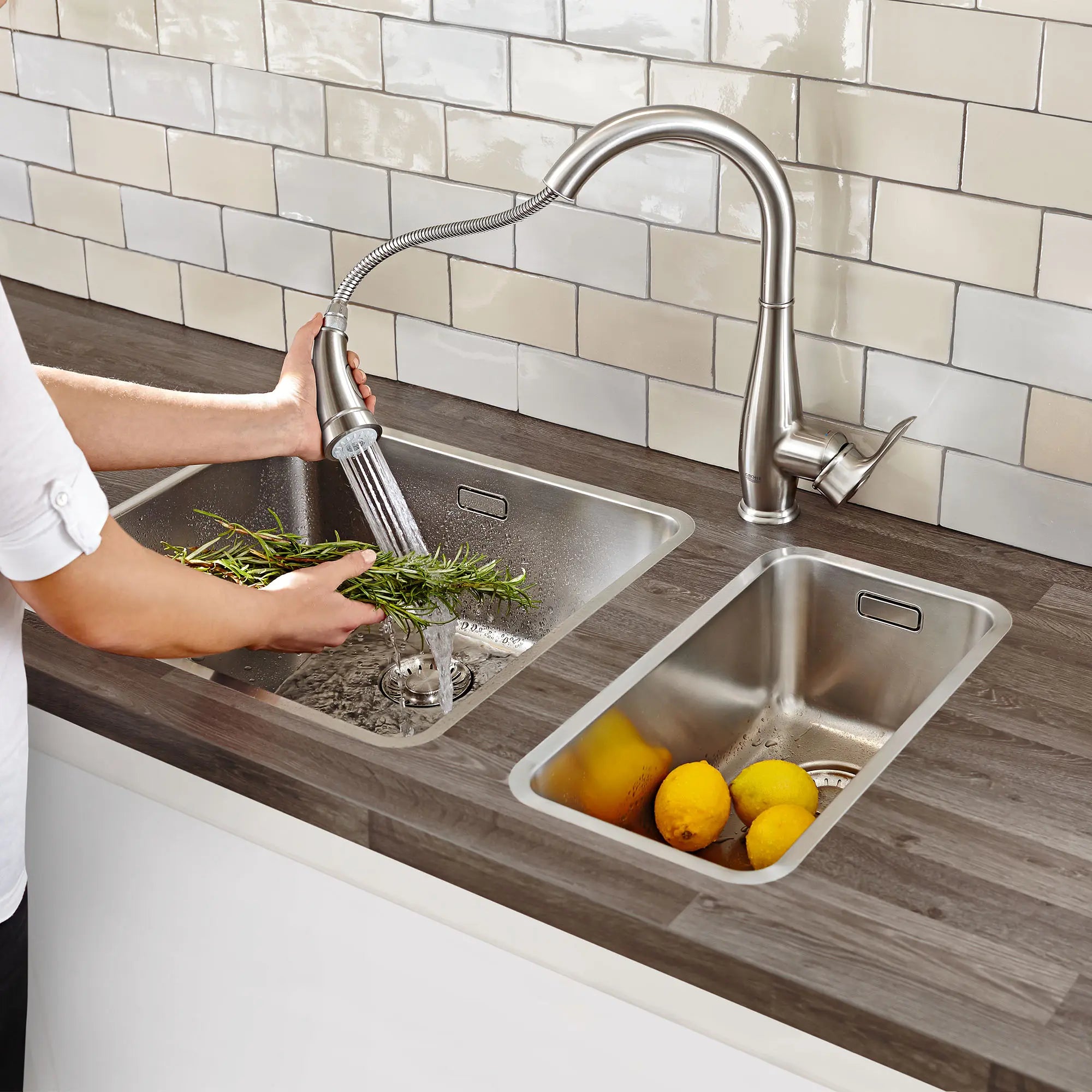 Single-Handle Pull Down Kitchen Faucet Dual Spray 6.6 L/min (1.75 gpm) // SUPERSTEEL INFINITYFINISH // 164723_L-30213DC1_0_CDNwebp.webp
