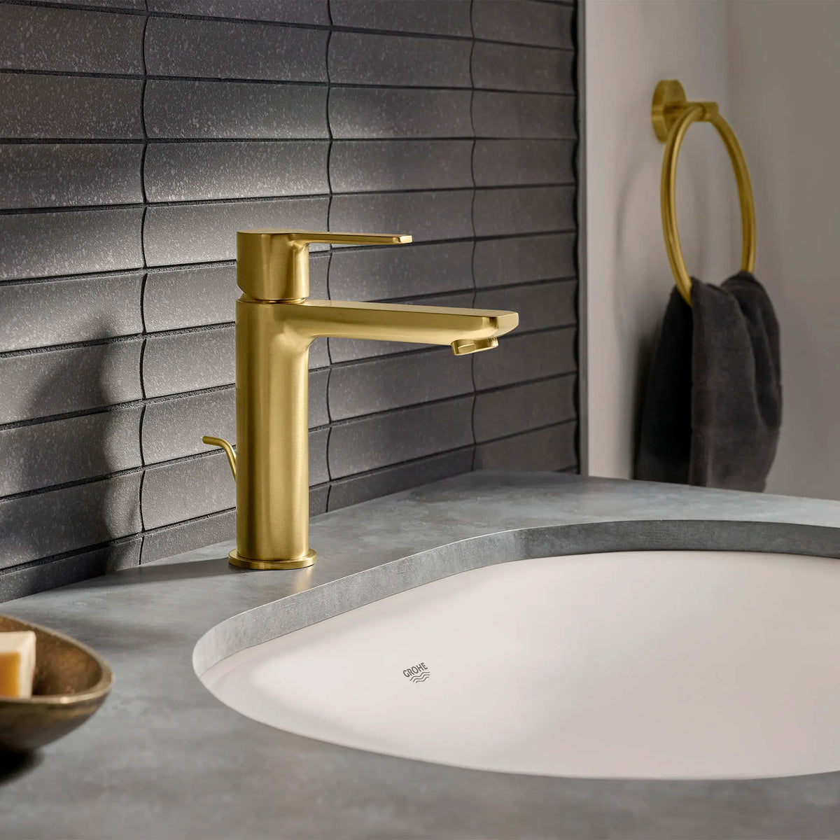 Single Hole Single-Handle S-Size Bathroom Faucet 4.5 L/min (1.2 gpm) // BRUSHED COOL SUNRISE // 164855_Lineare_EnvironmentCloseUp_23794GNA_0001_May2023_0_CDNwebp_3c8de445-d808-4f11-84be-c05c00e264bb.webp