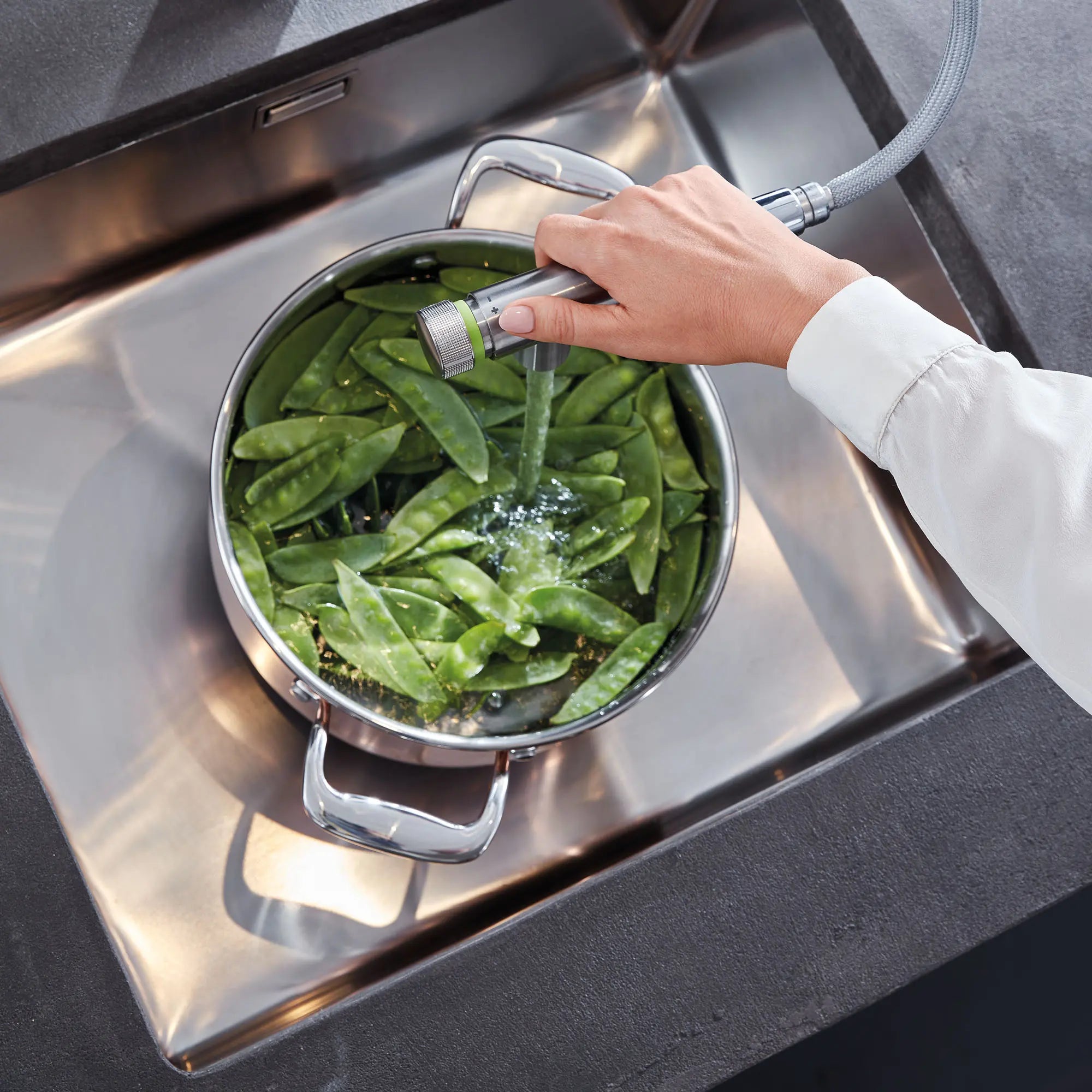 SmartControl Pull-Out Single Spray Kitchen Faucet 6.6 L/min (1.75 gpm) // SUPERSTEEL INFINITYFINISH // 164906_L-31616DC0_3_0_CDNwebp.webp