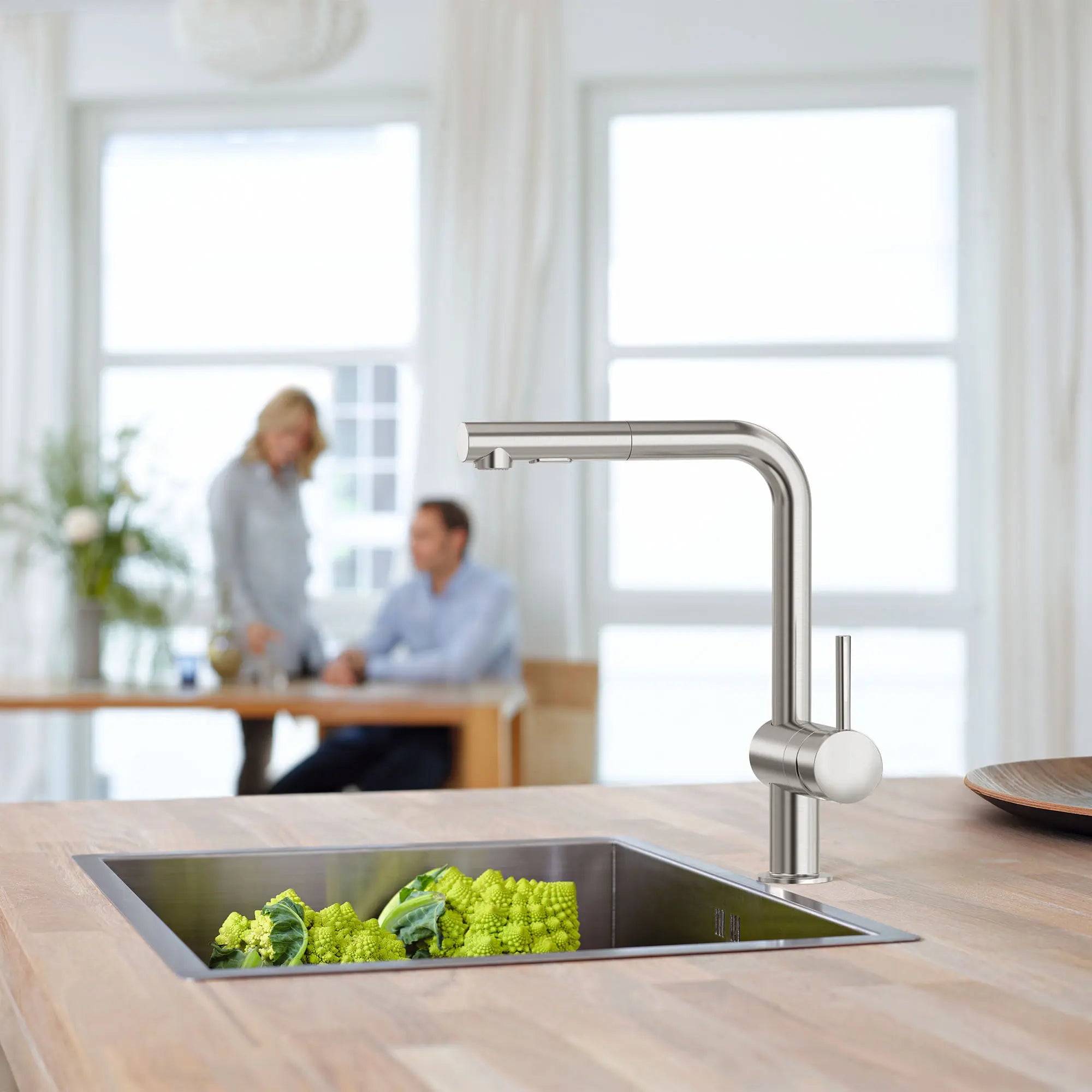 Single-Handle Pull-Out Kitchen Faucet Dual Spray 6.6 L/min (1.75 gpm) // SUPERSTEEL INFINITYFINISH // 164952_Minta_EnvironmentCloseUp_30300DC0_0001_Jul2023_0_CDNwebp.webp