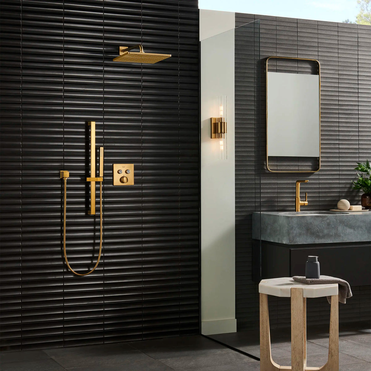 Euphoria Cube+ 24" Shower Rail // BRUSHED COOL SUNRISE // 165880_Rainshower_EnvironmentFull_23825GNA_26570GN0_29141GN0_26867GN0_27892GN0_0001_Aug2023_0_CDNwebp_3d32b243-2d0d-4087-9126-00002fb4e5ce.webp