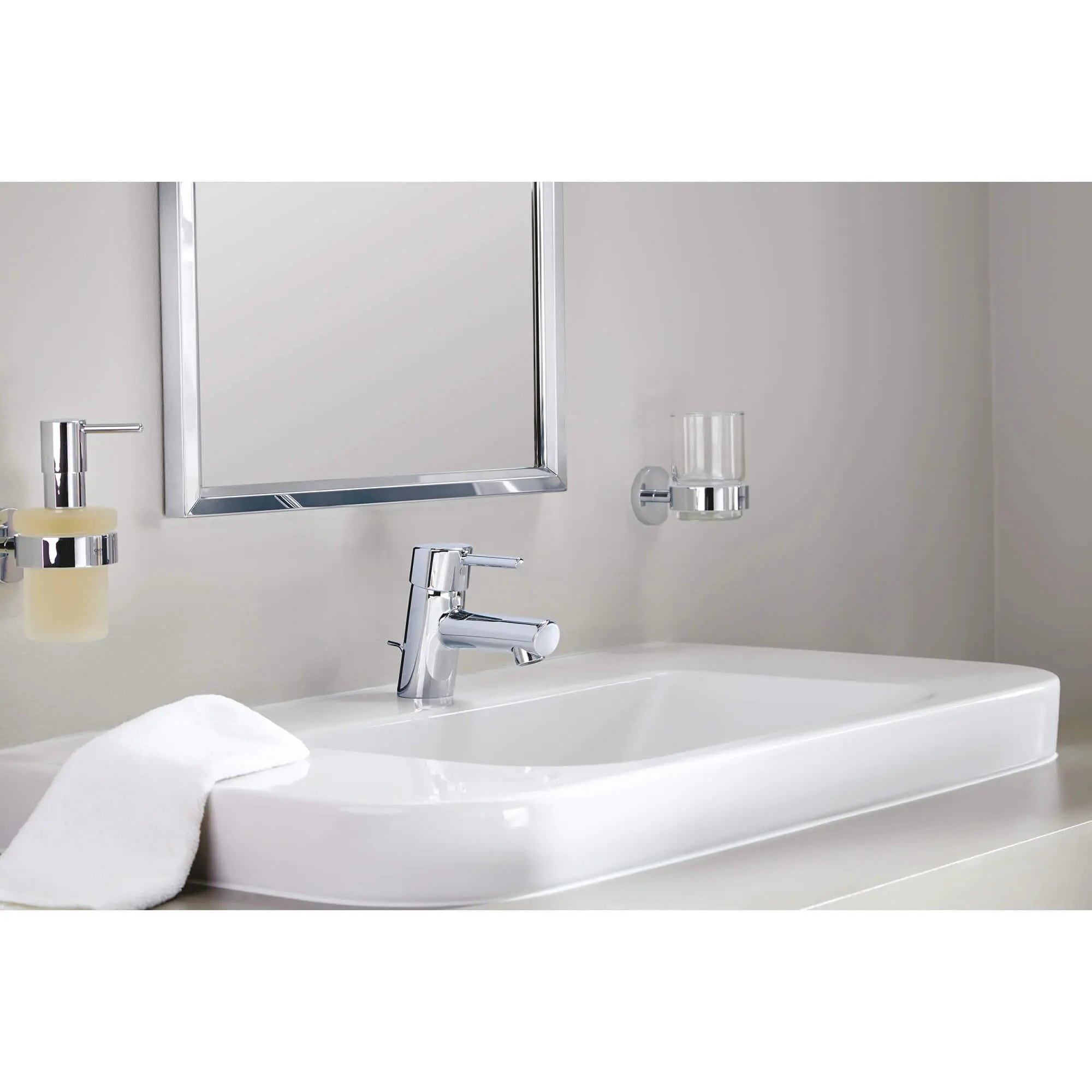 Single Hole Single-Handle XS-Size Bathroom Faucet, 1.2 GPM (4.5 L/min) // GROHE STARLIGHT CHROME // 1702_34702001-single-handle-bathroom-faucet-xs-size-enviro-4_0_CDNwebp.webp