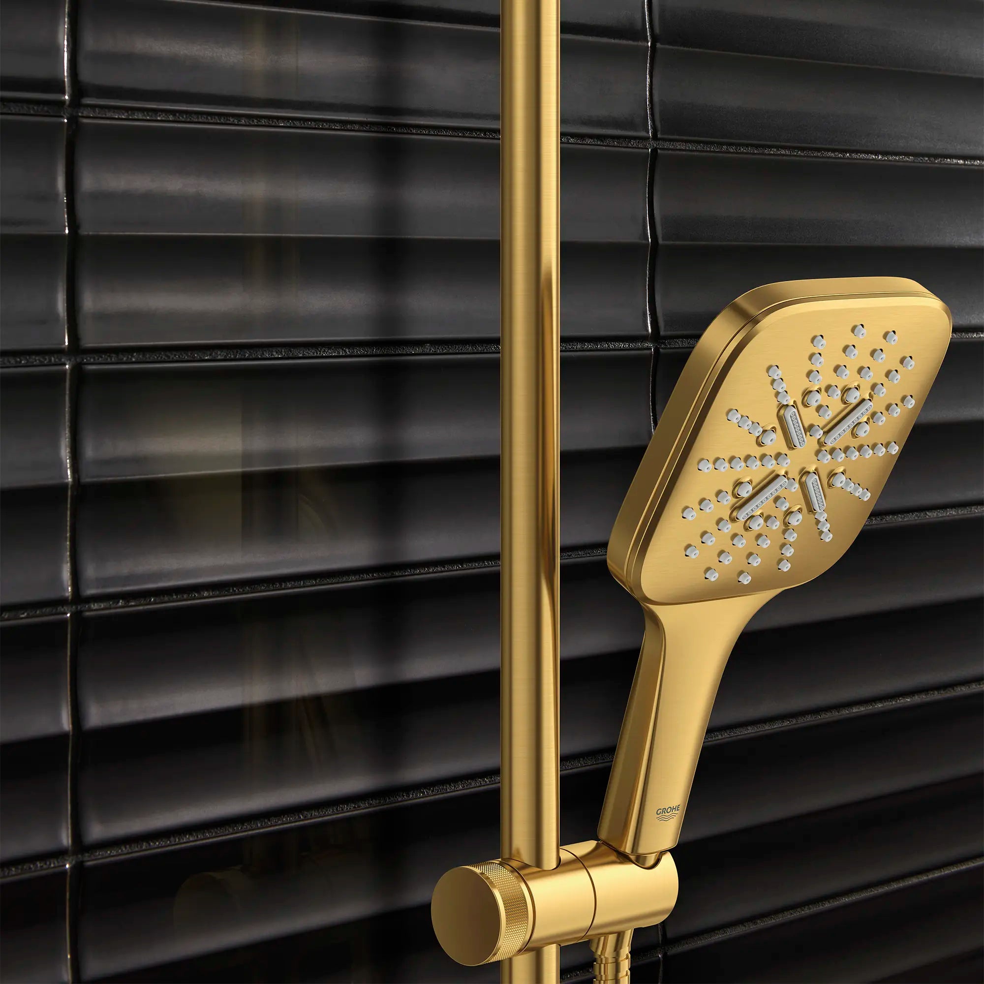 36" Shower Slide Bar // BRUSHED COOL SUNRISE // 186508_SmartActive_EnvironmentCloseUp_26603GN0_26797GN0_0001_Sept2023_0_CDNwebp_65697902-de7b-4512-9753-eac312d409bb.webp