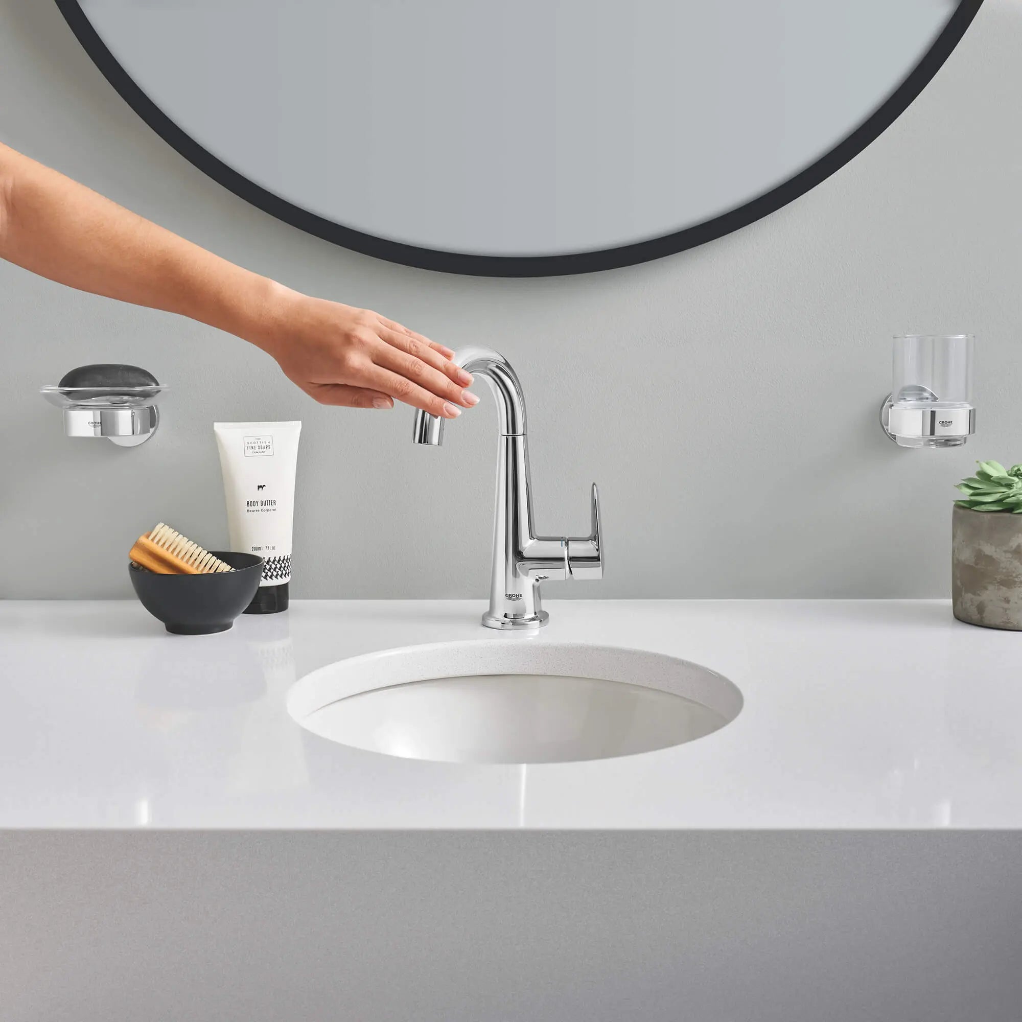 Soap Dish with Holder // GROHE STARLIGHT CHROME // 2263_40444001-soap-dish-with-holder-enviro-12_0_CDNwebp.webp