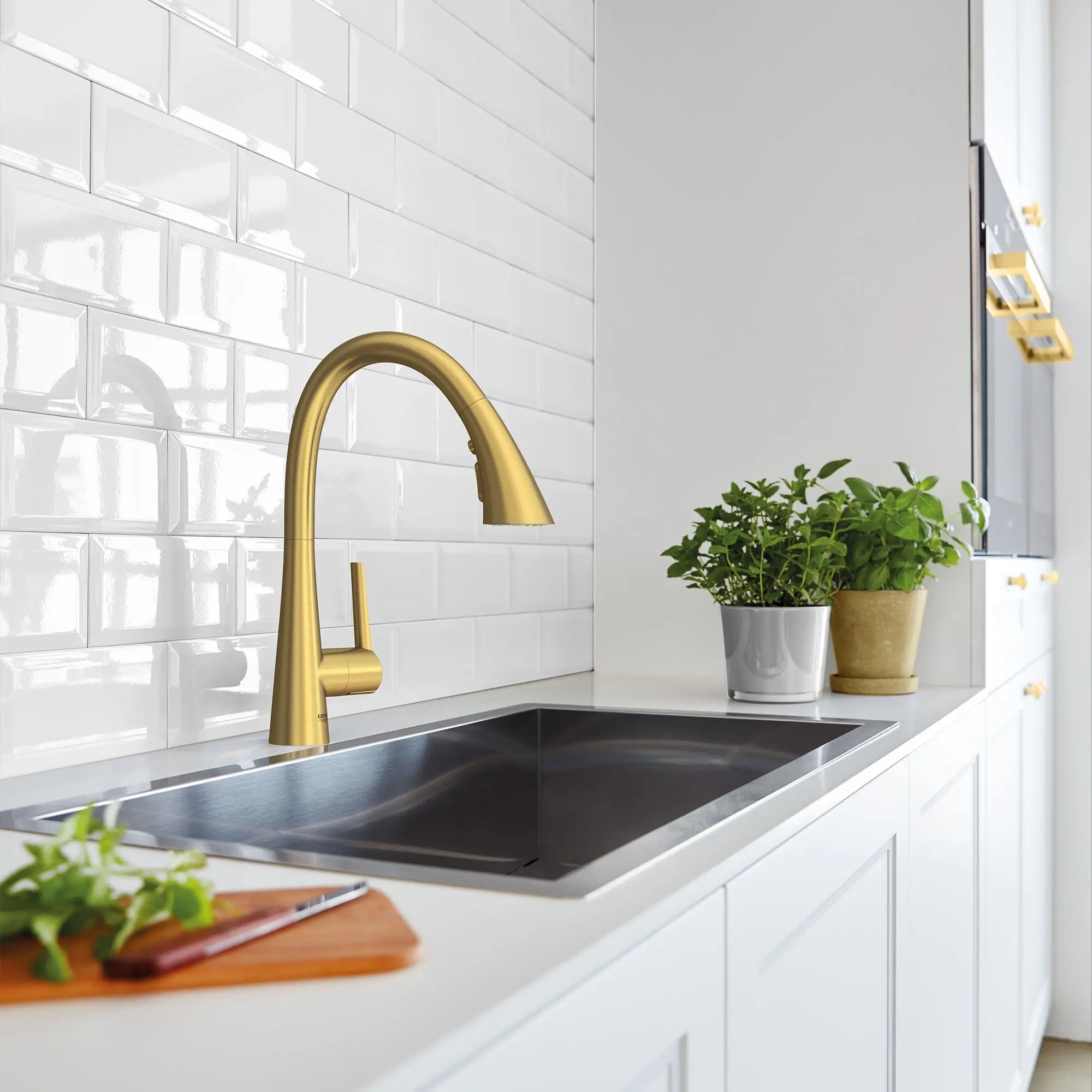 GROHE Zedra Single-Handle Pull Down Kitchen Faucet Triple Spray 1.75 GPM (6.6 L/min) // BRUSHED COOL SUNRISE // 238076_Zedra_EnvironmentCloseUp_32298GN3_0001_Aug2023_CDNwebp.webp