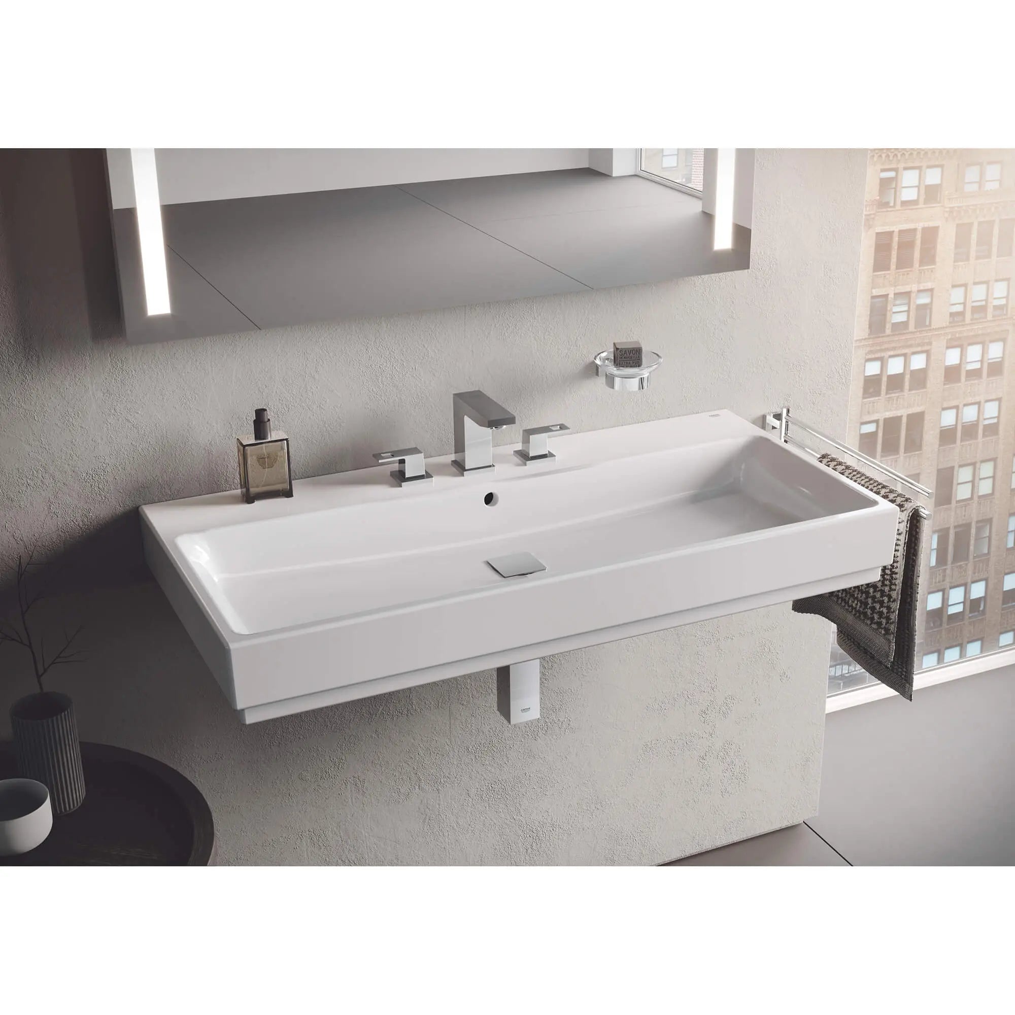 18" Double Towel Bar // GROHE STARLIGHT CHROME // 2400_40624001-towel-bar-enviro-4_0_CDNwebp.webp