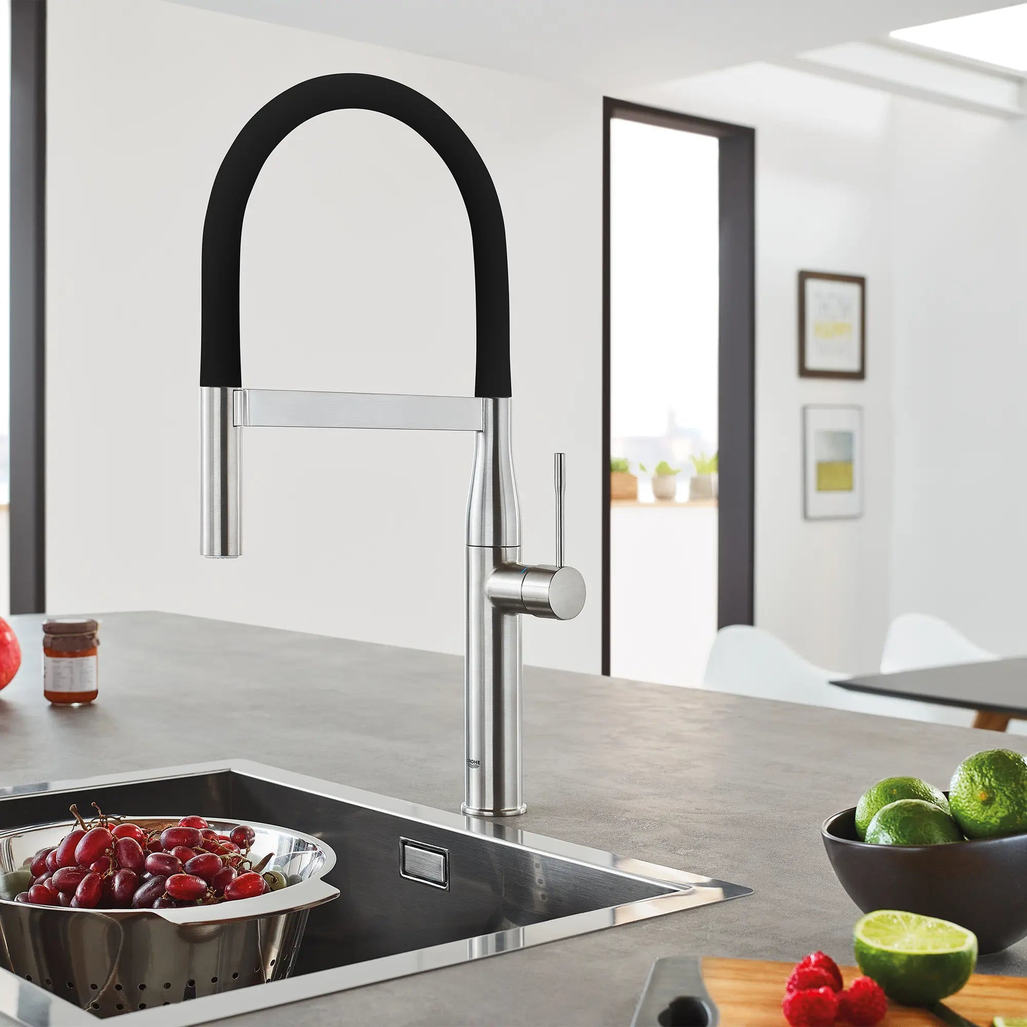Single-Handle Semi-Pro Dual Spray Kitchen Faucet 6.6 L/min (1.75 gpm) // SUPERSTEEL INFINITYFINISH // 246303_B-30295DC0_Black_CDNwebp.webp