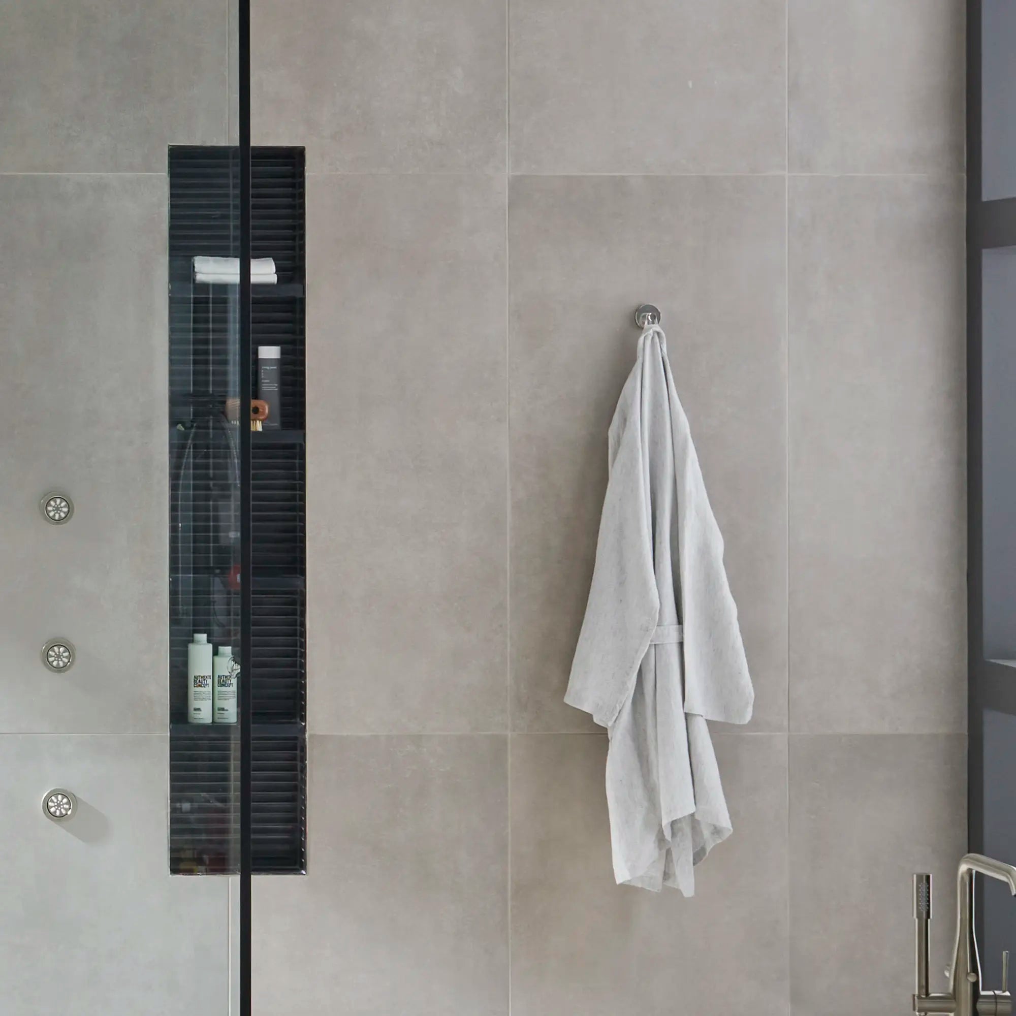 Robe Hook // BRUSHED NICKEL INFINITYFINISH // 248206_Essentials_EnvironmentCloseUp_40364EN1_0001_Aug2024_CDNwebp.webp