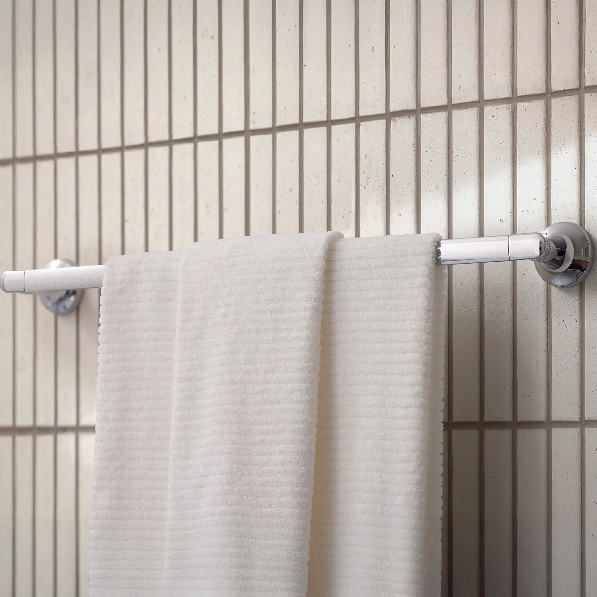 Listra 24" Towel Bar // GROHE STARLIGHT CHROME // 278837_Listra_EnvironmentCloseUp_1062530000_0001_November2025_0_CDNwebp.webp