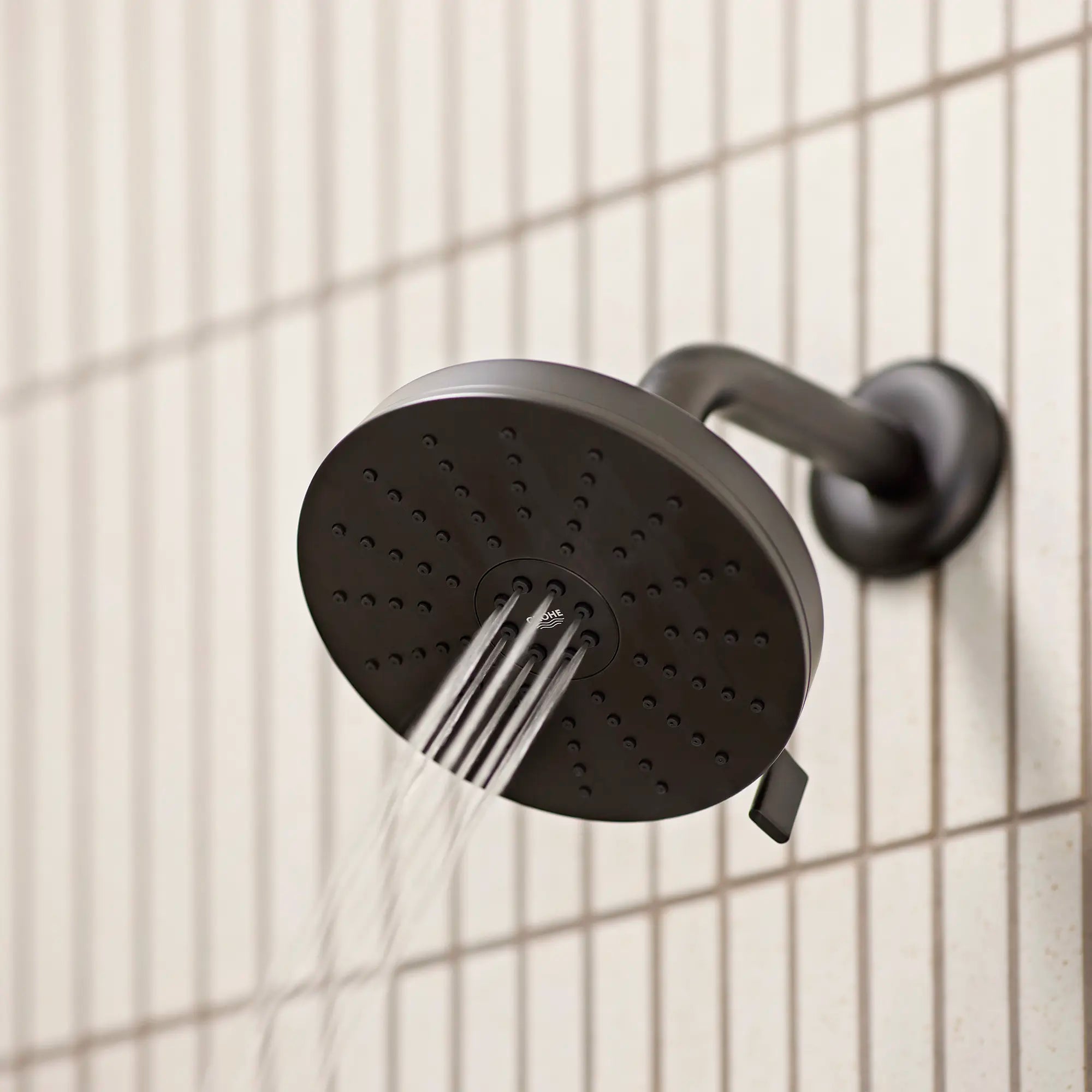Euphoria 140 with AquaBooster Round Multi Spray Shower Head 1.75 GPM (6.6L/min) // MATTE BLACK // 278919_Aqua_Booster_EnvironmentCloseUp_1117162430_0003_November2025_0_CDNwebp.webp