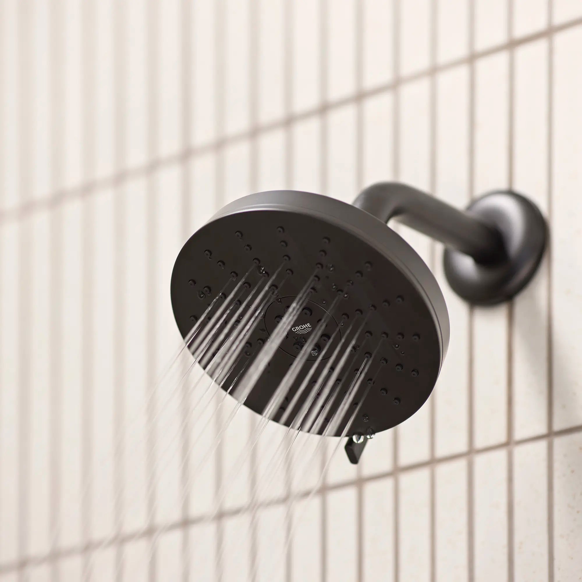 Euphoria 140 with AquaBooster Round Multi Spray Shower Head 1.75 GPM (6.6L/min) // MATTE BLACK // 278920_Aqua_Booster_EnvironmentCloseUp_1117162430_0004_November2025_0_CDNwebp.webp