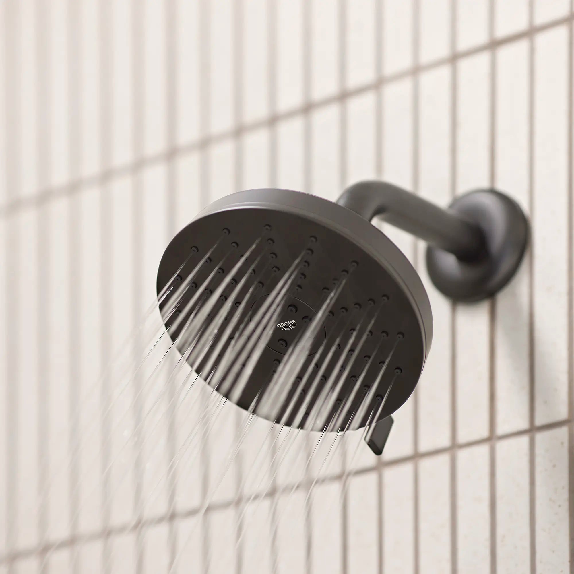 Euphoria 140 with AquaBooster Round Multi Spray Shower Head 1.75 GPM (6.6L/min) // MATTE BLACK // 278922_Aqua_Booster_EnvironmentCloseUp_1117162430_0002_November2025_0_CDNwebp.webp
