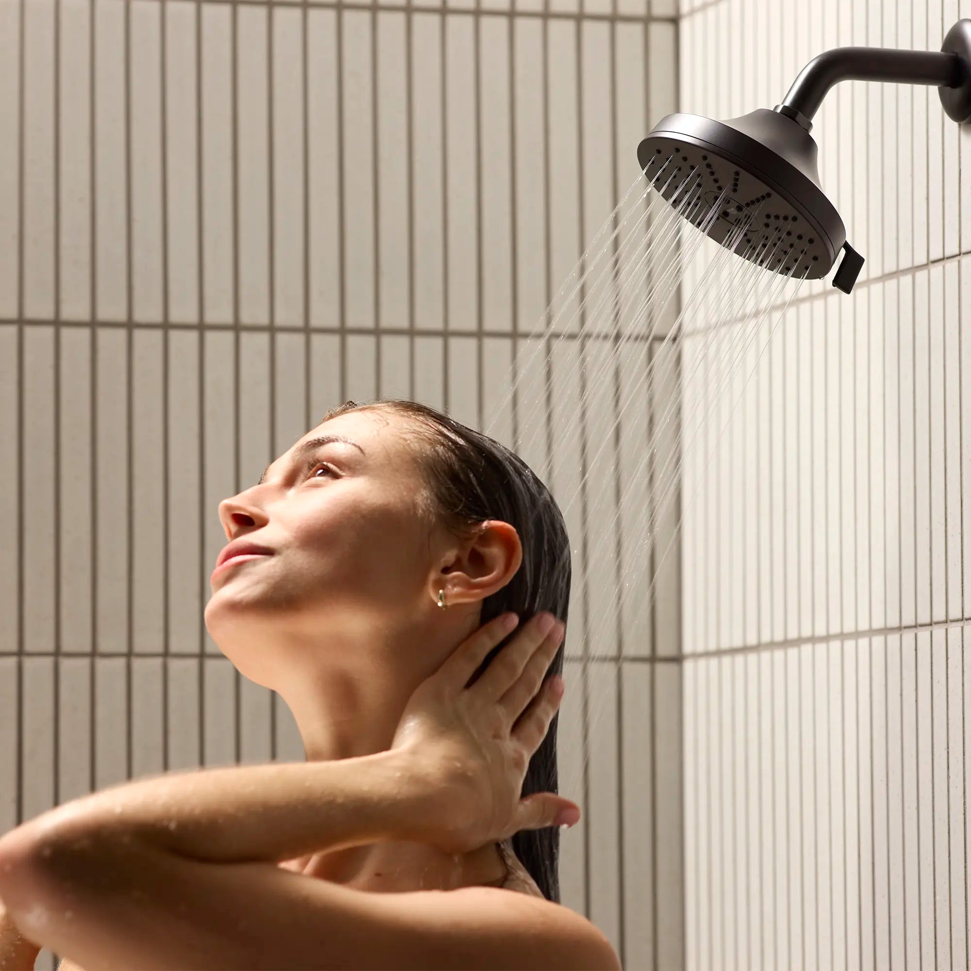 Euphoria 140 with AquaBooster Round Multi Spray Shower Head 1.75 GPM (6.6L/min) // MATTE BLACK // 278925_Aqua_Booster_Lifestyle_1117162430_0003_November2025_0_CDNwebp.webp
