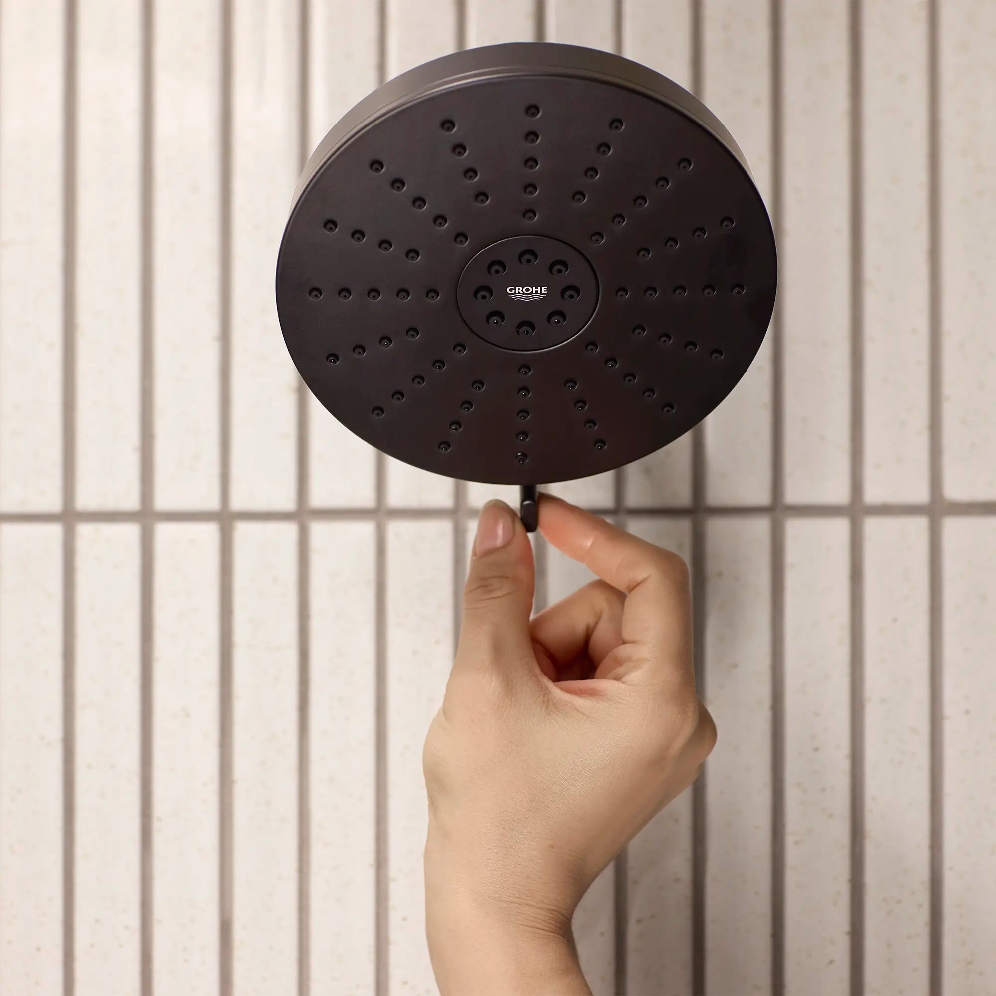 Euphoria 140 with AquaBooster Round Multi Spray Shower Head 1.75 GPM (6.6L/min) // MATTE BLACK // 278926_Aqua_Booster_Lifestyle_1117162430_0004_November2025_0_CDNwebp.webp