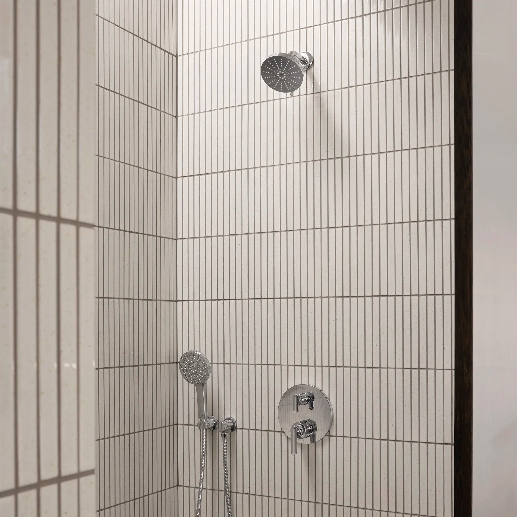 Euphoria 140 with AquaBooster Round Multi Spray Shower Head 1.75 GPM (6.6L/min) // GROHE STARLIGHT CHROME // 279025_Aqua_Booster_EnvironmentCloseUp_1117160000_1062350000_0001_November2025_0_CDNwebp.webp