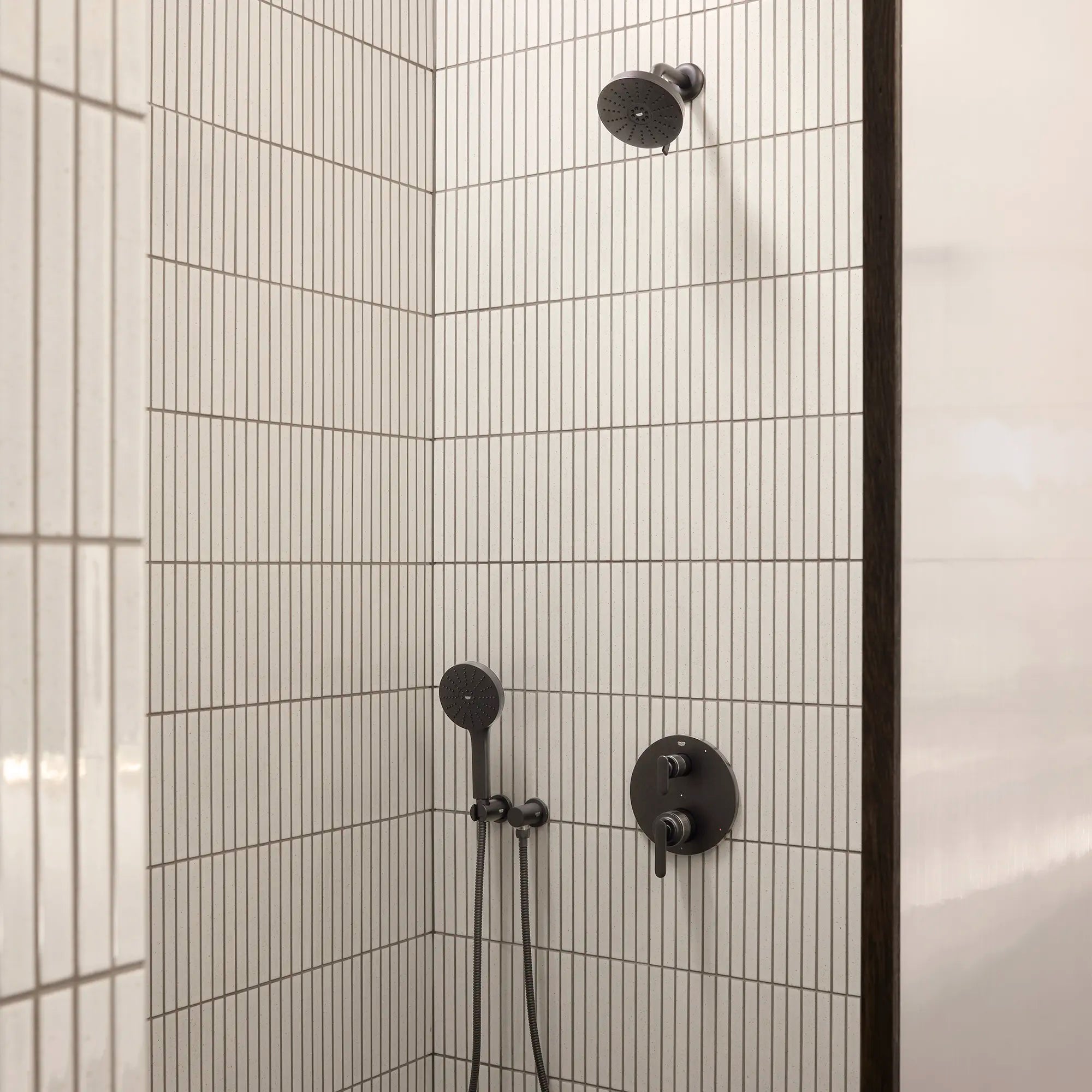 Euphoria 140 with AquaBooster Round Multi Spray Shower Head 1.75 GPM (6.6L/min) // MATTE BLACK // 279026_Aqua_Booster_EnvironmentCloseUp_1117162430_1062352430_0001_November2025_0_CDNwebp.webp