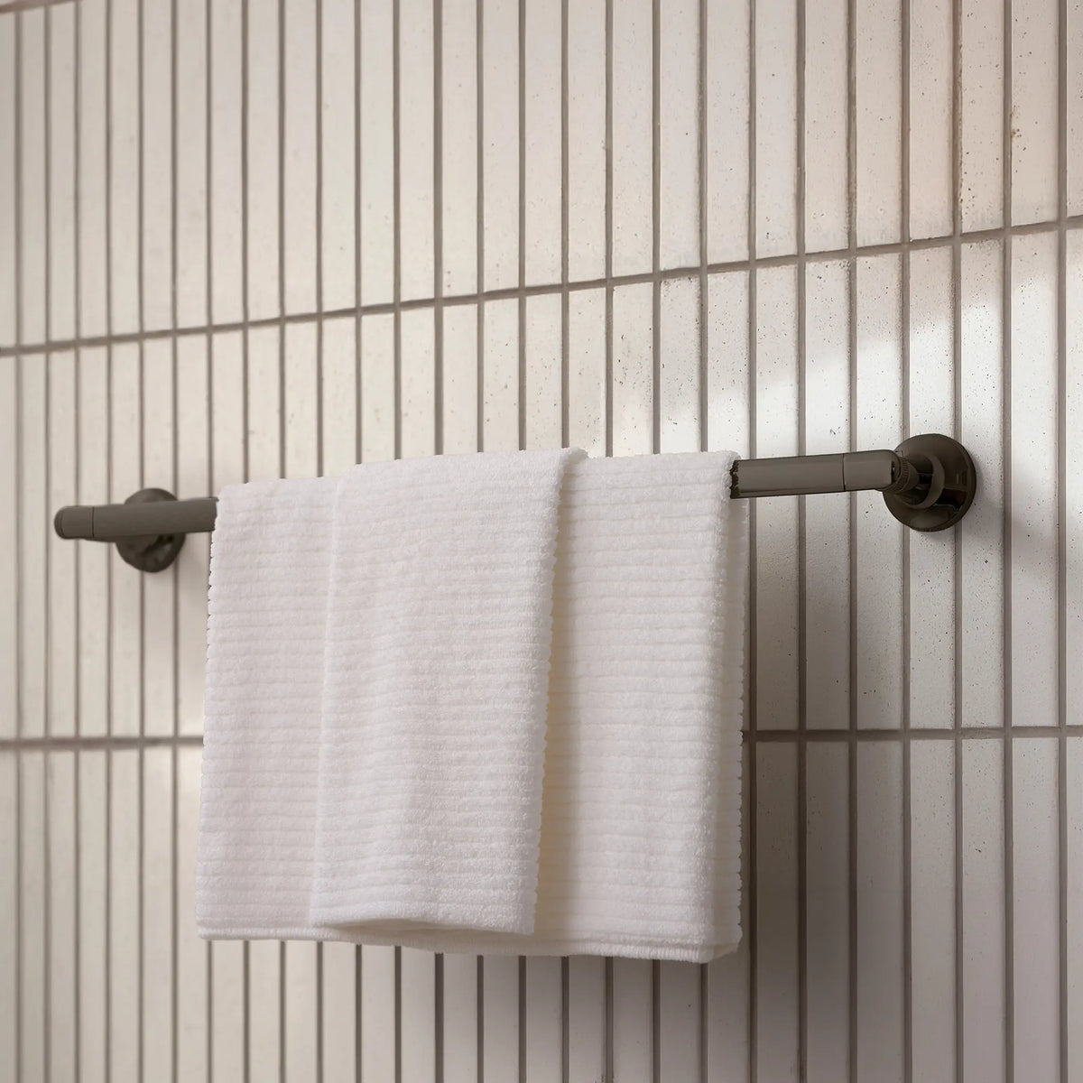 Listra 24" Towel Bar // HARD GRAPHITE // 282571_Listra_EnvironmentCloseUp_106253A000_0001_JANUARY2026_1_CDNwebp.webp