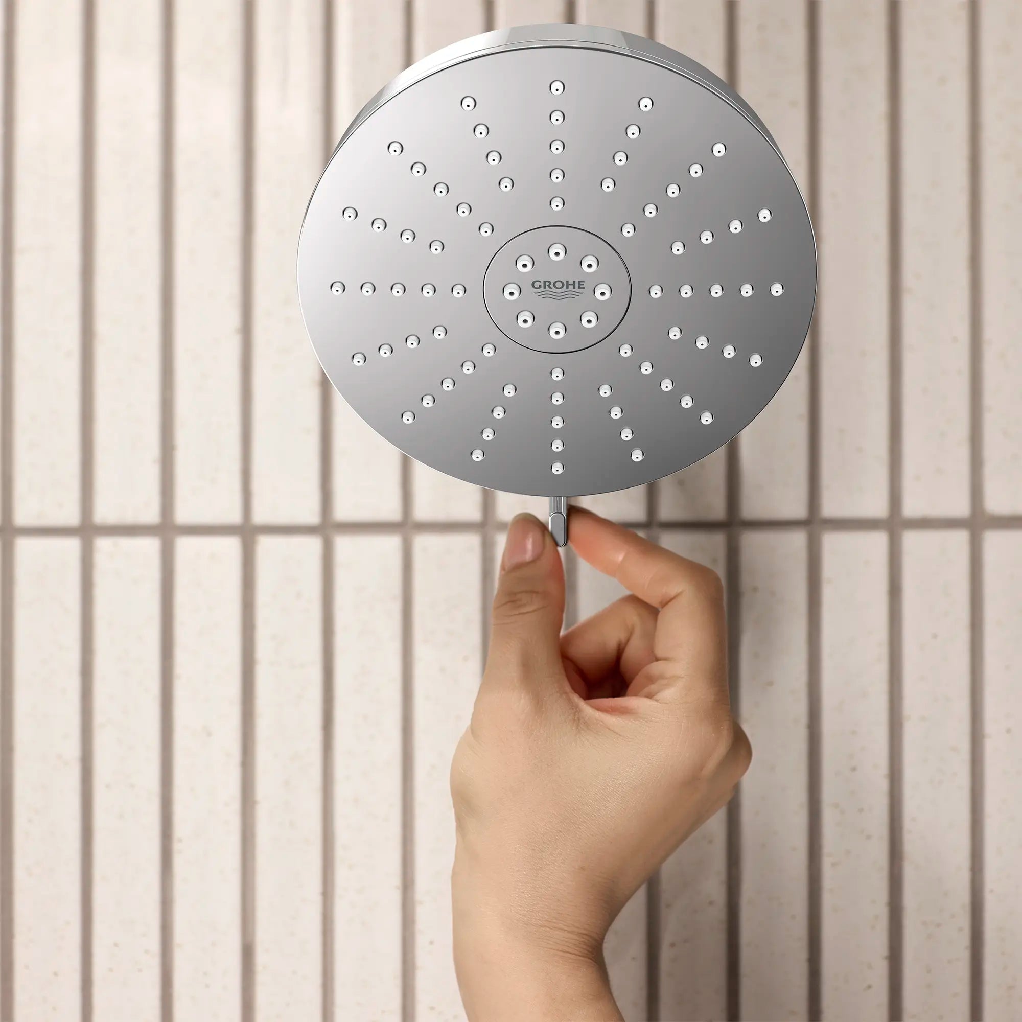 Euphoria 140 with AquaBooster Round Multi Spray Shower Head 1.75 GPM (6.6L/min) // GROHE STARLIGHT CHROME // 282679_Aqua_Booster_Lifestyle_1117160000_0001_MARCH2026_1_CDNwebp.webp
