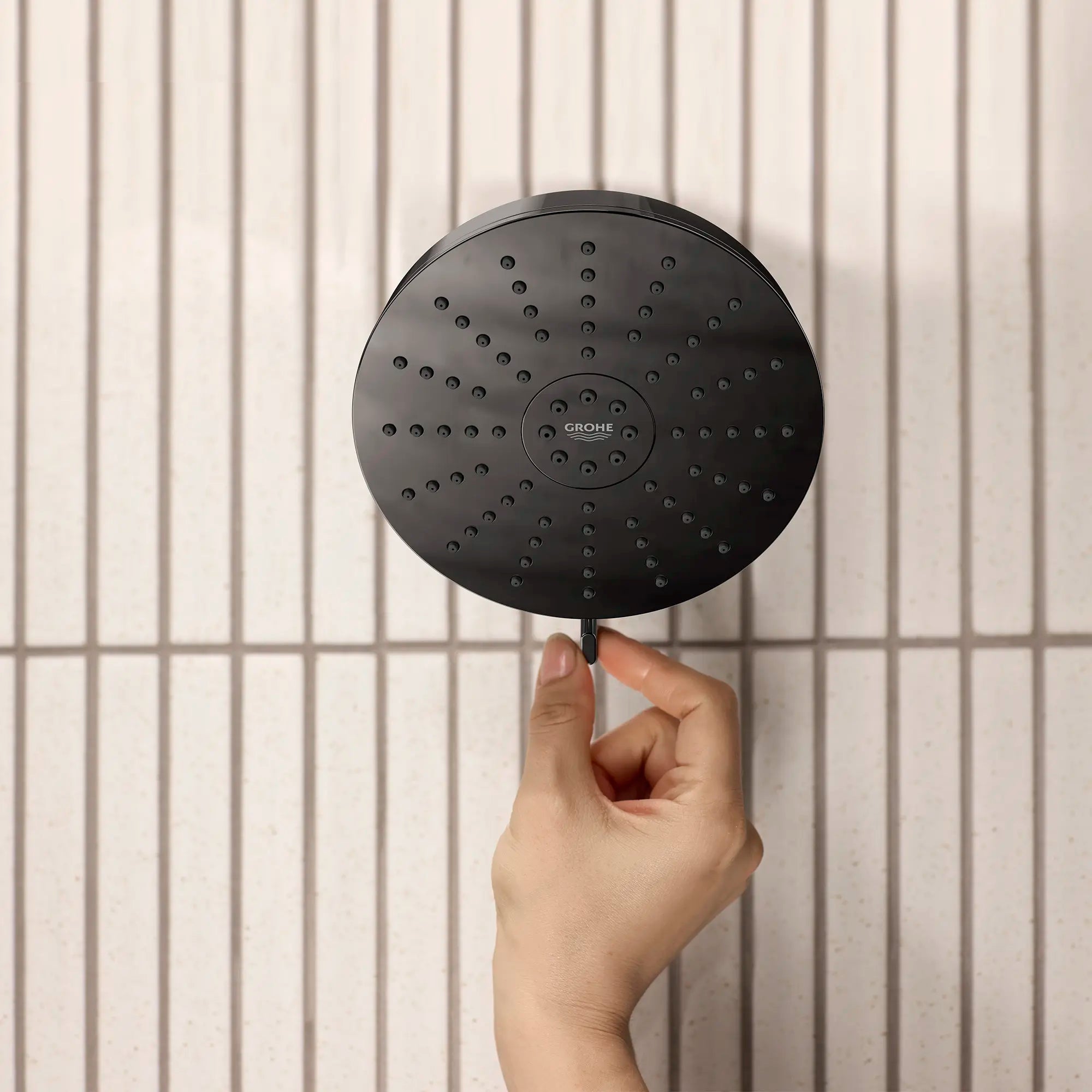Euphoria 140 with AquaBooster Round Multi Spray Shower Head 1.75 GPM (6.6L/min) // HARD GRAPHITE // 287532_Aqua_Booster_Lifestyle_111716A000_0001_MARCH2026_0_CDNwebp.webp