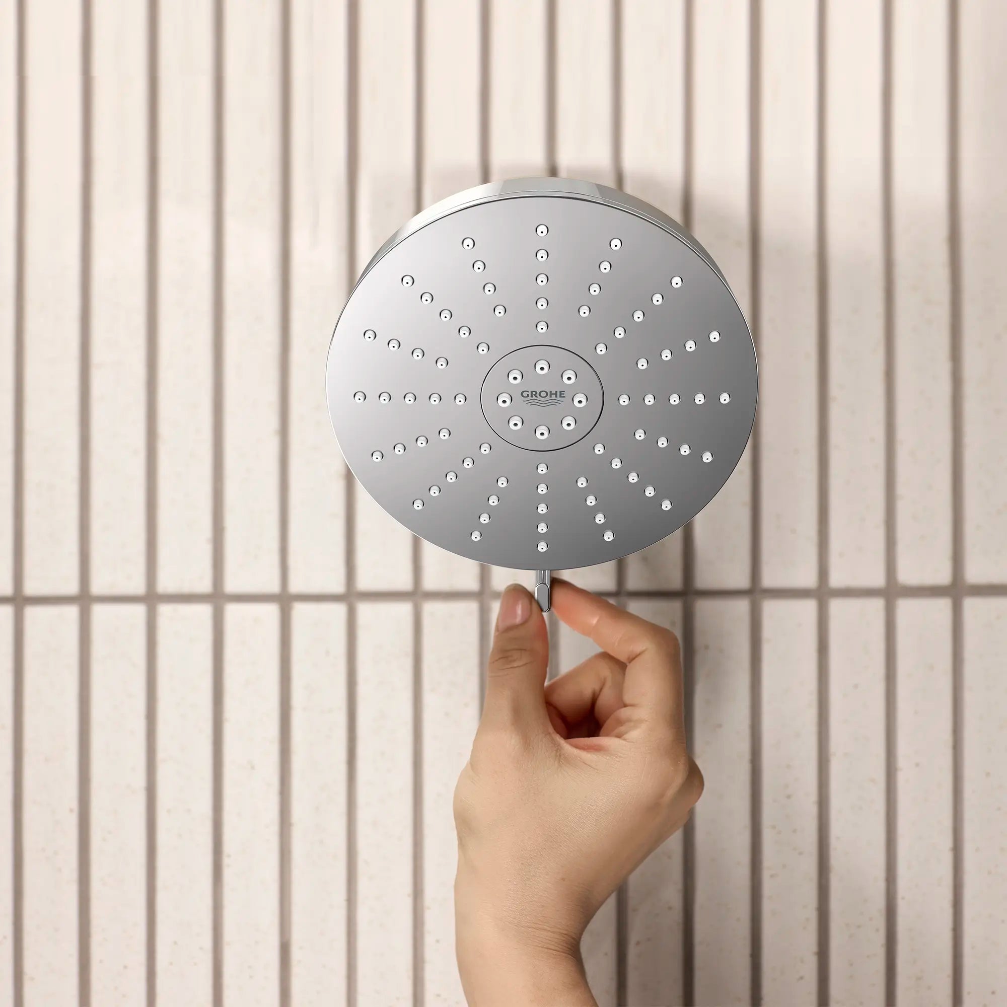 Euphoria 140 with AquaBooster Round Multi Spray Shower Head 1.75 GPM (6.6L/min) // GROHE STARLIGHT CHROME // 287534_Aqua_Booster_Lifestyle_1117160000_0001_MARCH2026_0_CDNwebp.webp