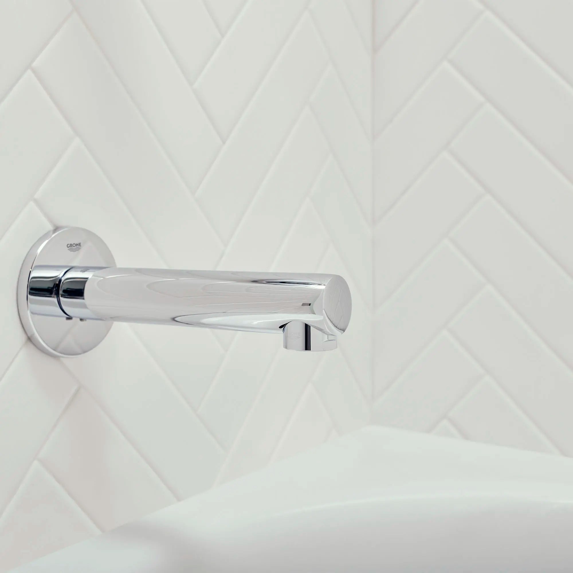 Tub Spout // GROHE STARLIGHT CHROME // 67924_B-13274001_CDNwebp.webp