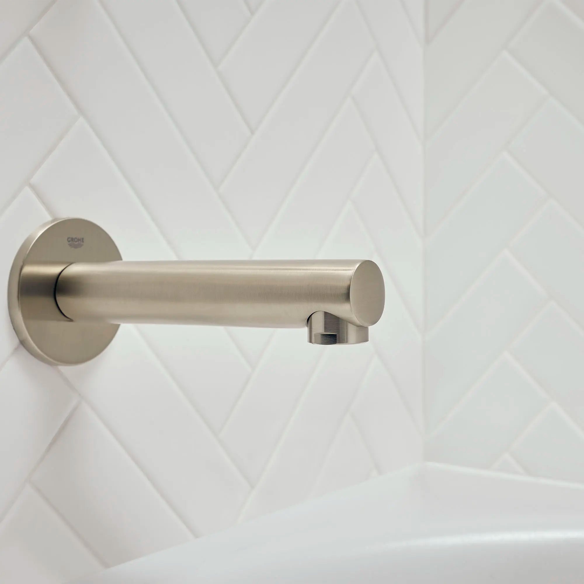 Tub Spout // BRUSHED NICKEL INFINITYFINISH // 67928_B-13274EN1_CDNwebp.webp