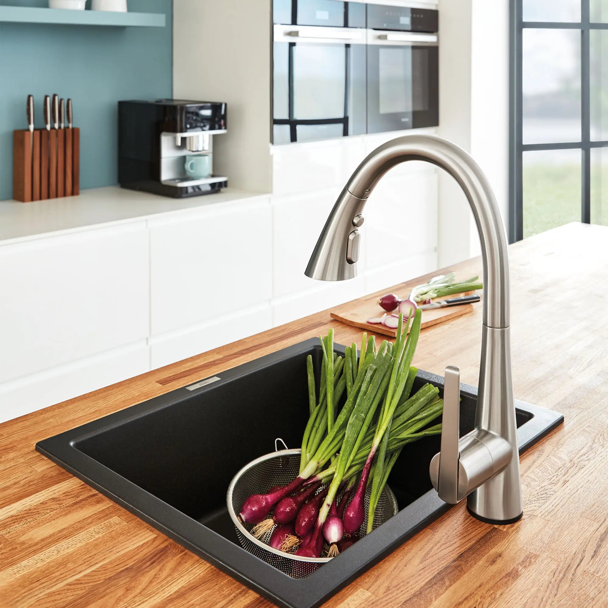 Single-Handle Pull Down Kitchen Faucet Triple Spray 6.6 L/min (1.75 gpm) with Touch Technology // SUPERSTEEL INFINITYFINISH // 71730_B-30205DC2_CDNwebp.webp