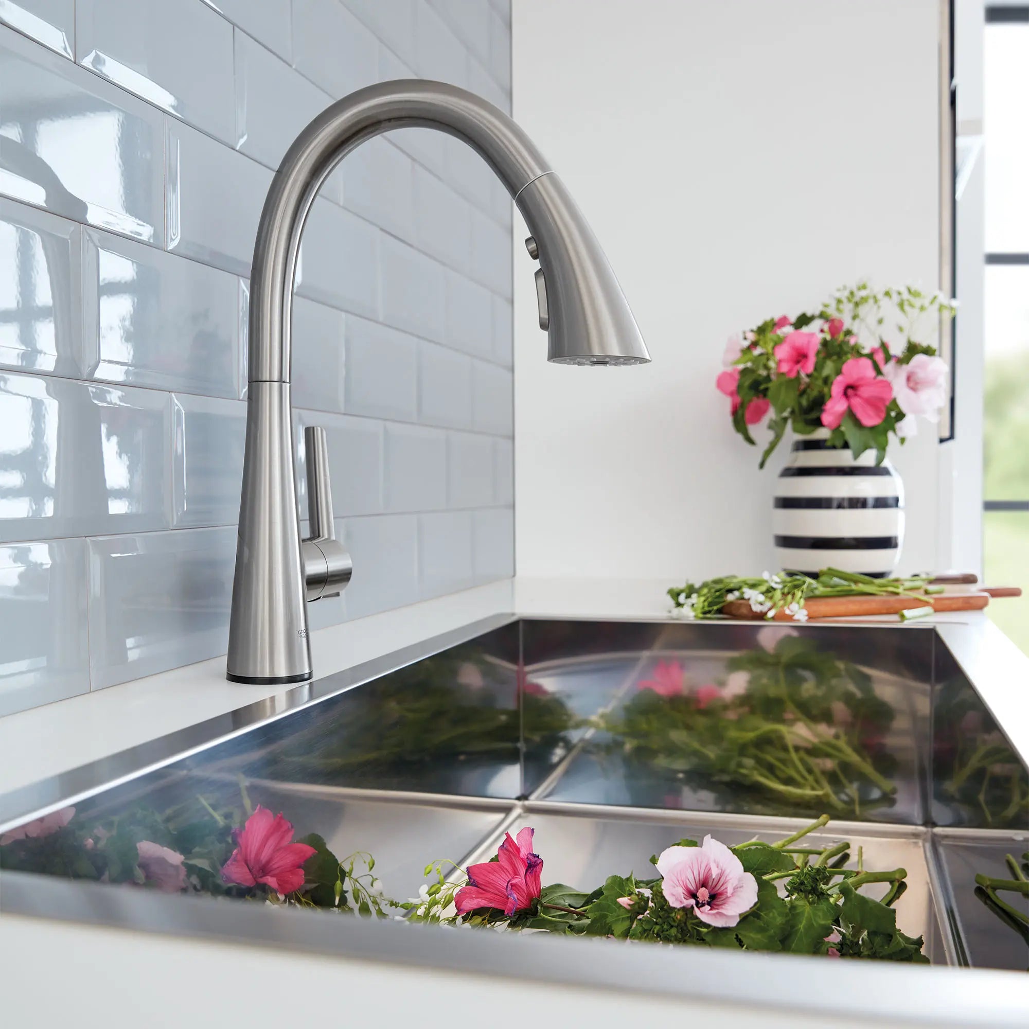 Single-Handle Pull Down Kitchen Faucet Triple Spray 6.6 L/min (1.75 gpm) with Touch Technology // SUPERSTEEL INFINITYFINISH // 71732_B-30205DC2_1_CDNwebp.webp