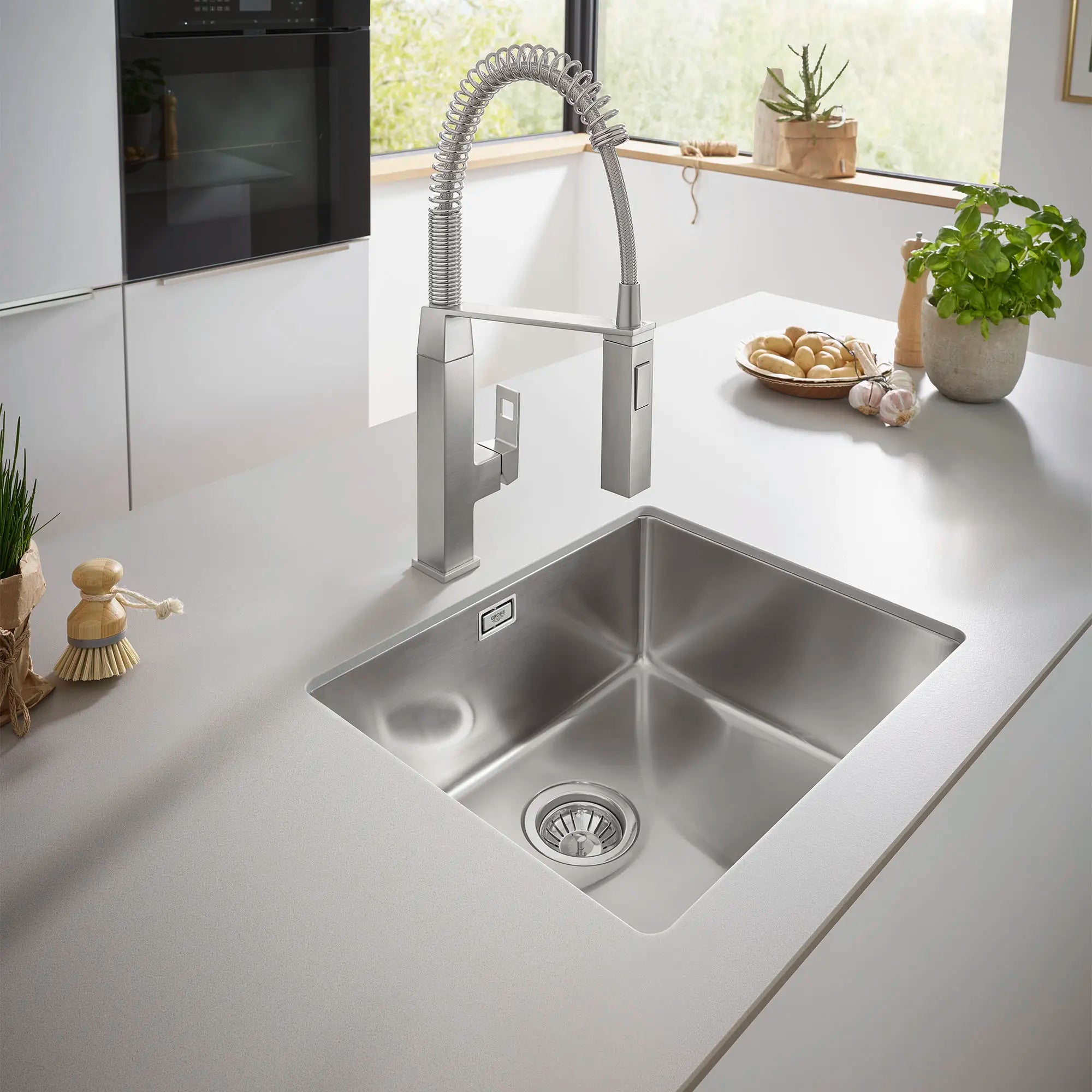 Eurocube Single-Handle Semi-Pro Dual Spray Kitchen Faucet 1.75 GPM (6.6 L/min) // GROHE STARLIGHT CHROME // 71928_B-31401000_1_CDNwebp.webp