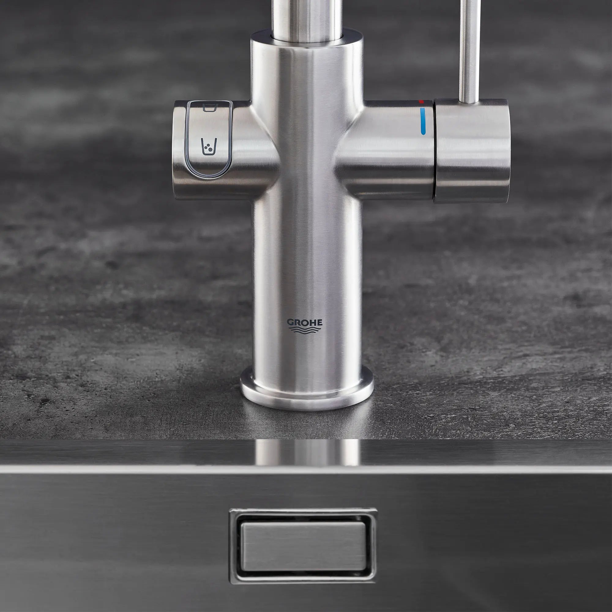 GROHE Blue Single-Handle Pull-Out Kitchen Faucet Single Spray 1.75 GPM (6.6 L/min) with Chilled & Sparkling Water // SUPERSTEEL INFINITYFINISH // 72073_B-31608DC2_5_CDNwebp.webp