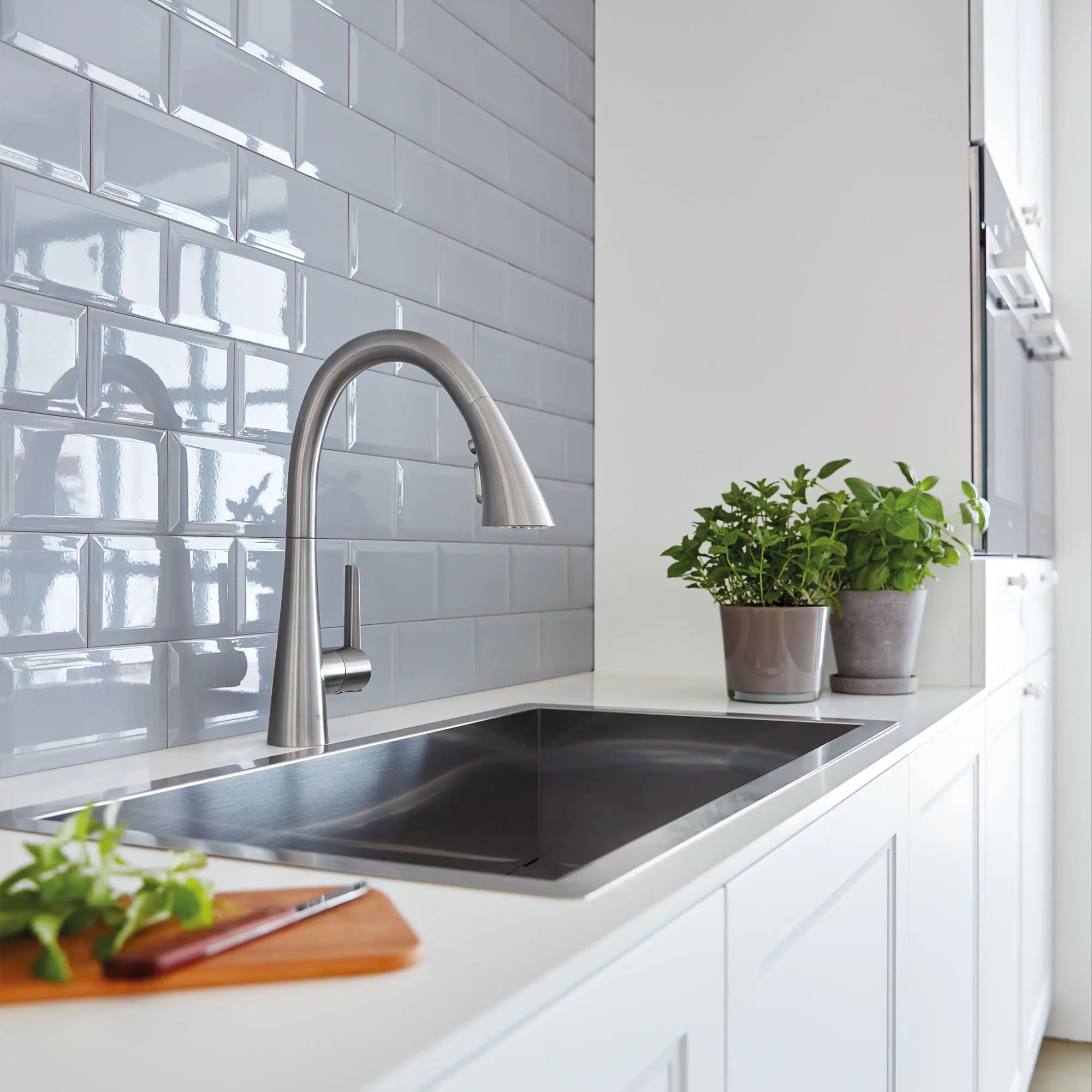 GROHE Zedra Single-Handle Pull Down Kitchen Faucet Triple Spray 1.75 GPM (6.6 L/min) // SUPERSTEEL INFINITYFINISH // 72145_B-32298DC3_4_CDNwebp.webp