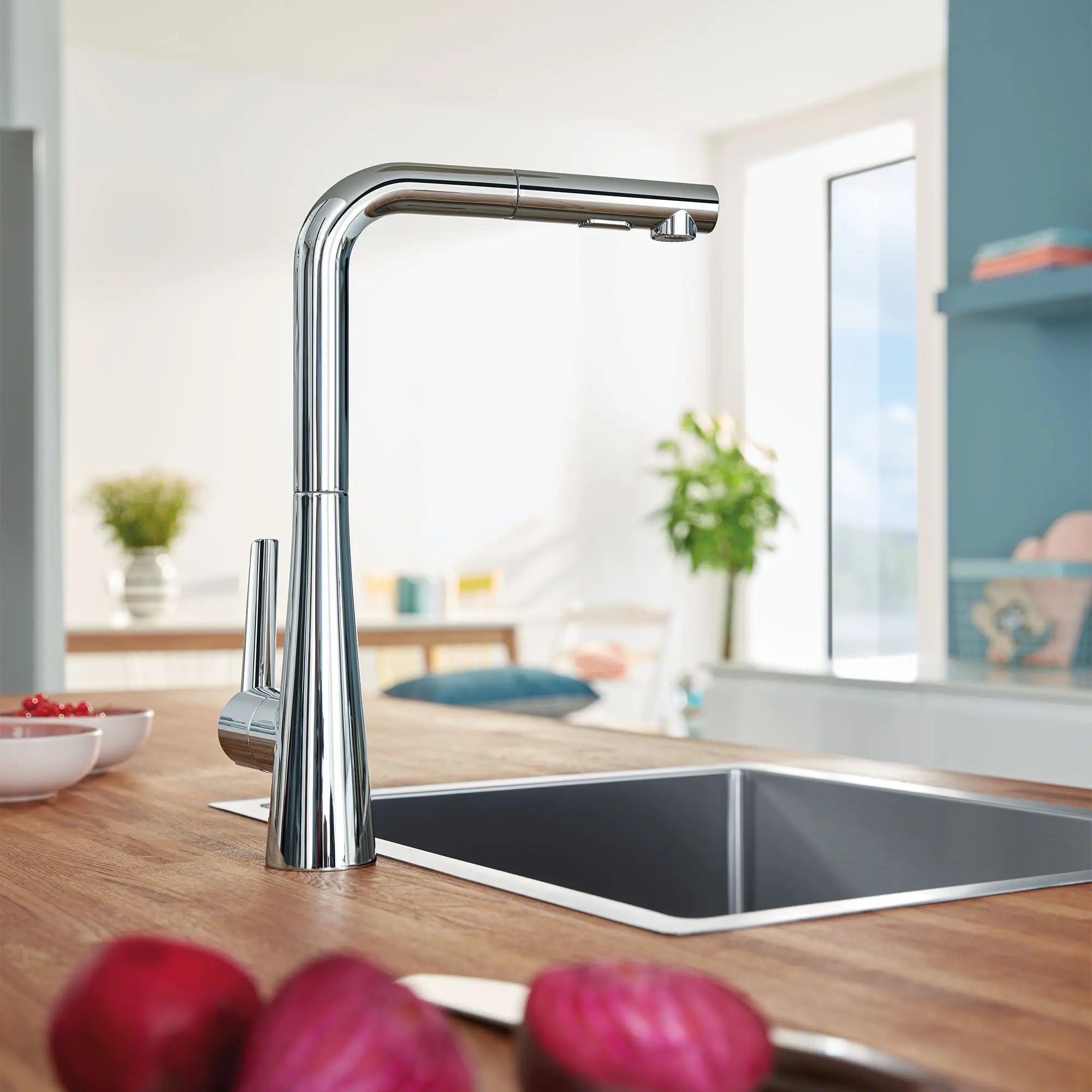Single-Handle Pull-Out Kitchen Faucet Dual Spray 6.6 L/min (1.75 gpm) // GROHE STARLIGHT CHROME // 72291_B-33893002_CDNwebp.webp