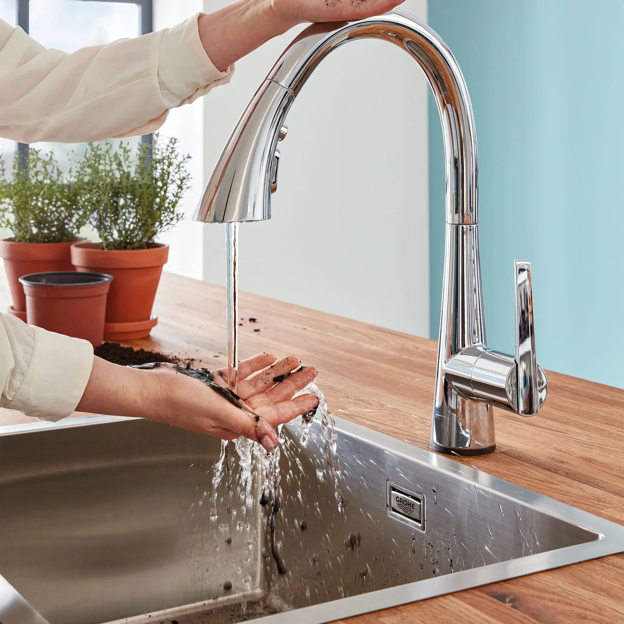 Single-Handle Pull Down Kitchen Faucet Triple Spray 6.6 L/min (1.75 gpm) with Touch Technology // GROHE STARLIGHT CHROME // 99926_L-30205002_CDNwebp.webp